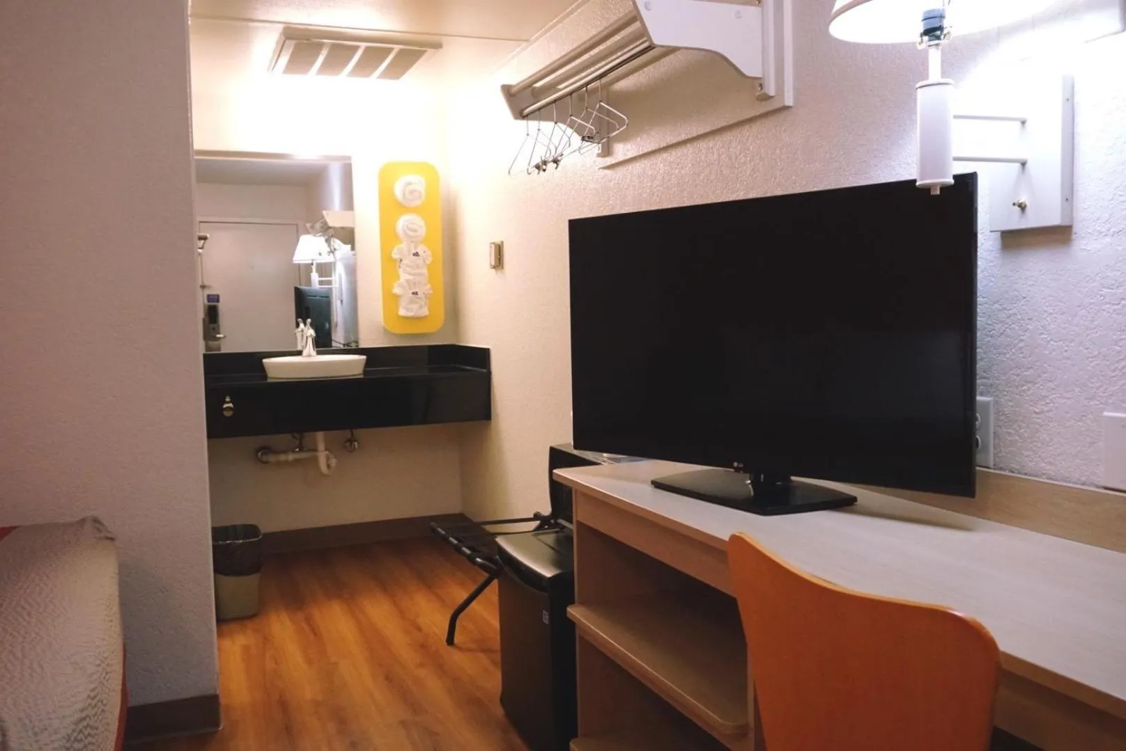 TV and multimedia in Motel 6-Flagstaff, AZ - West - Woodland Village