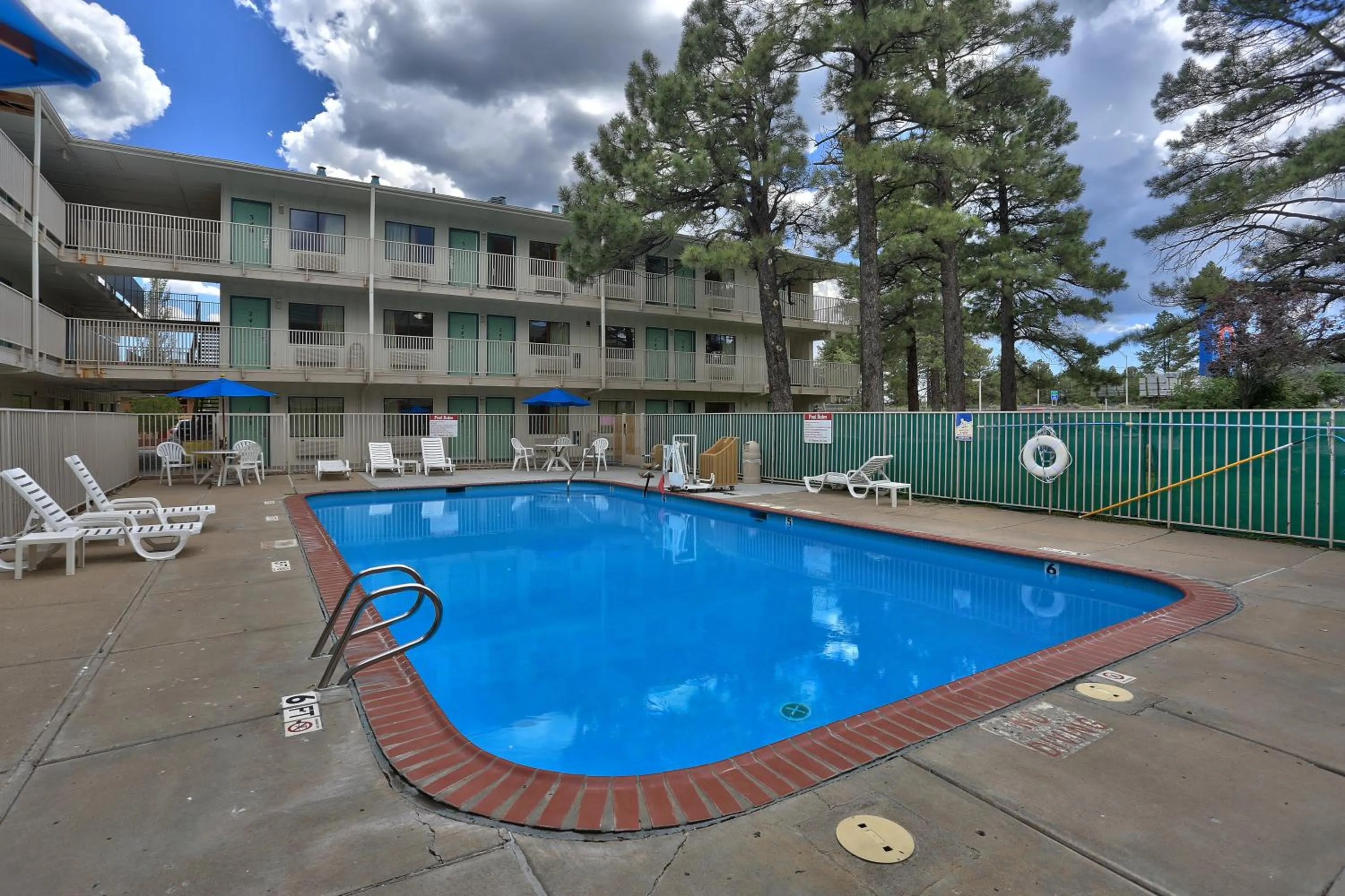 Swimming pool in Motel 6-Flagstaff, AZ - West - Woodland Village