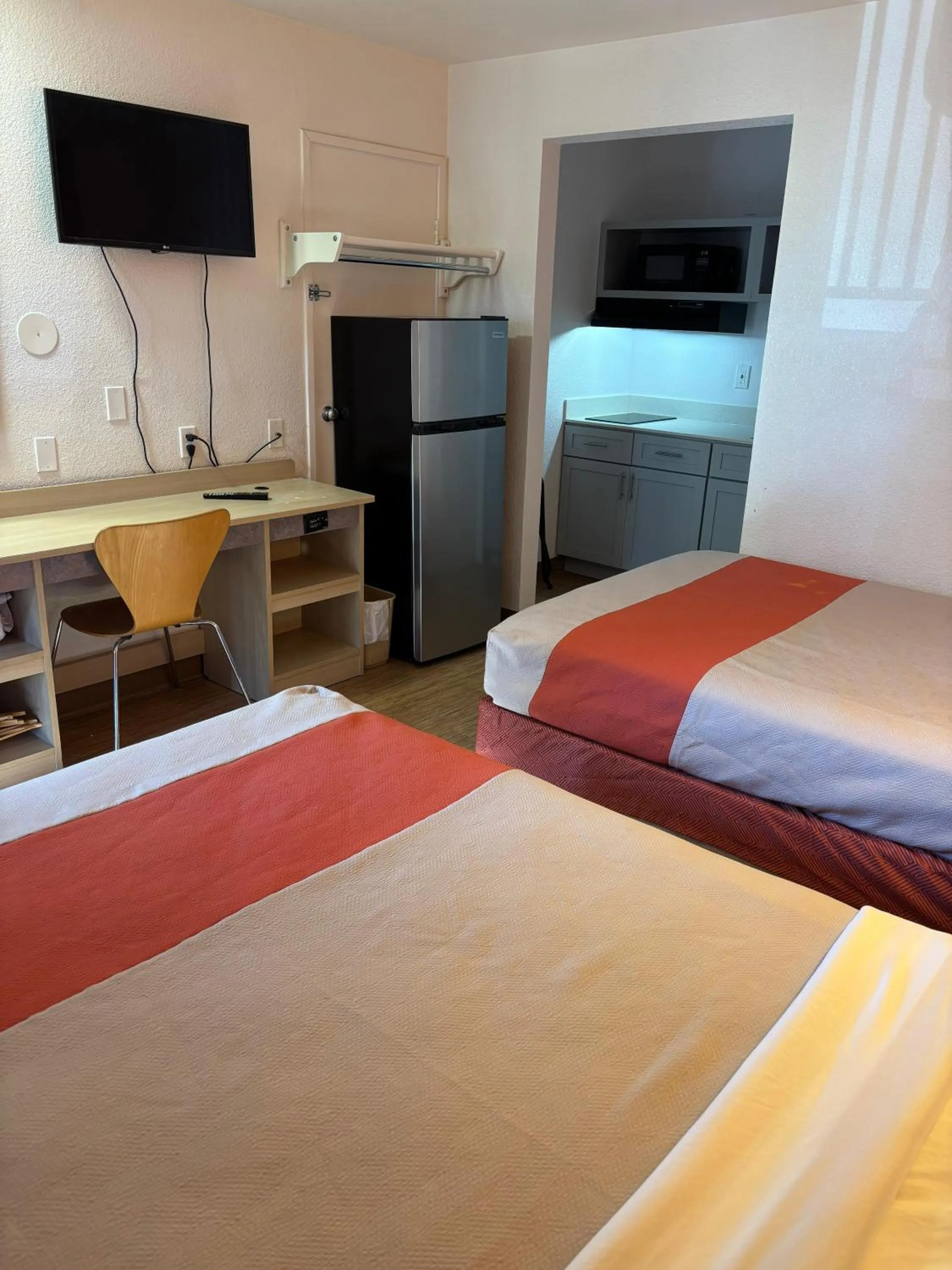 Bed in Motel 6-Flagstaff, AZ - West - Woodland Village