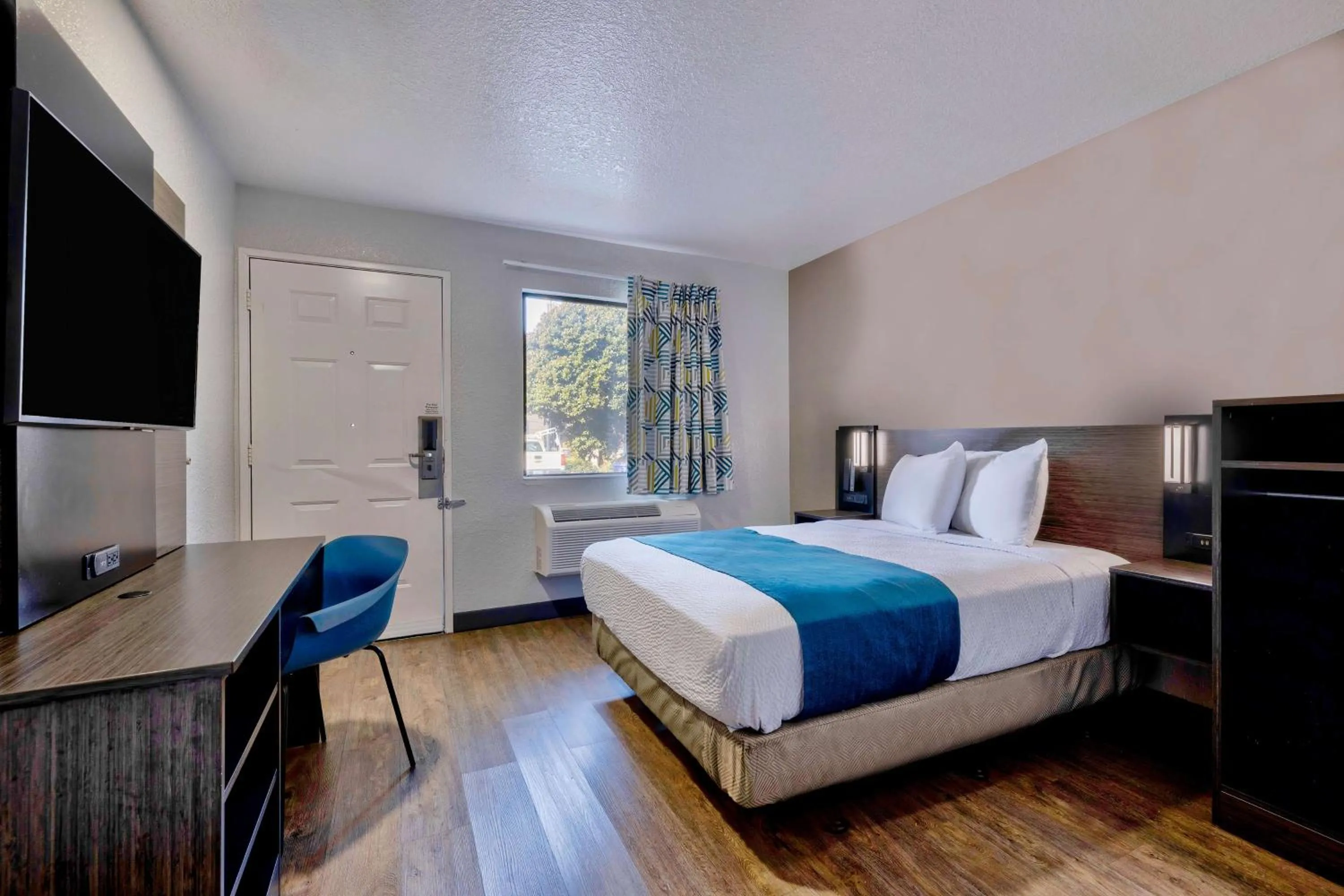 Bedroom, Bed in Motel 6-Anaheim, CA - Fullerton East