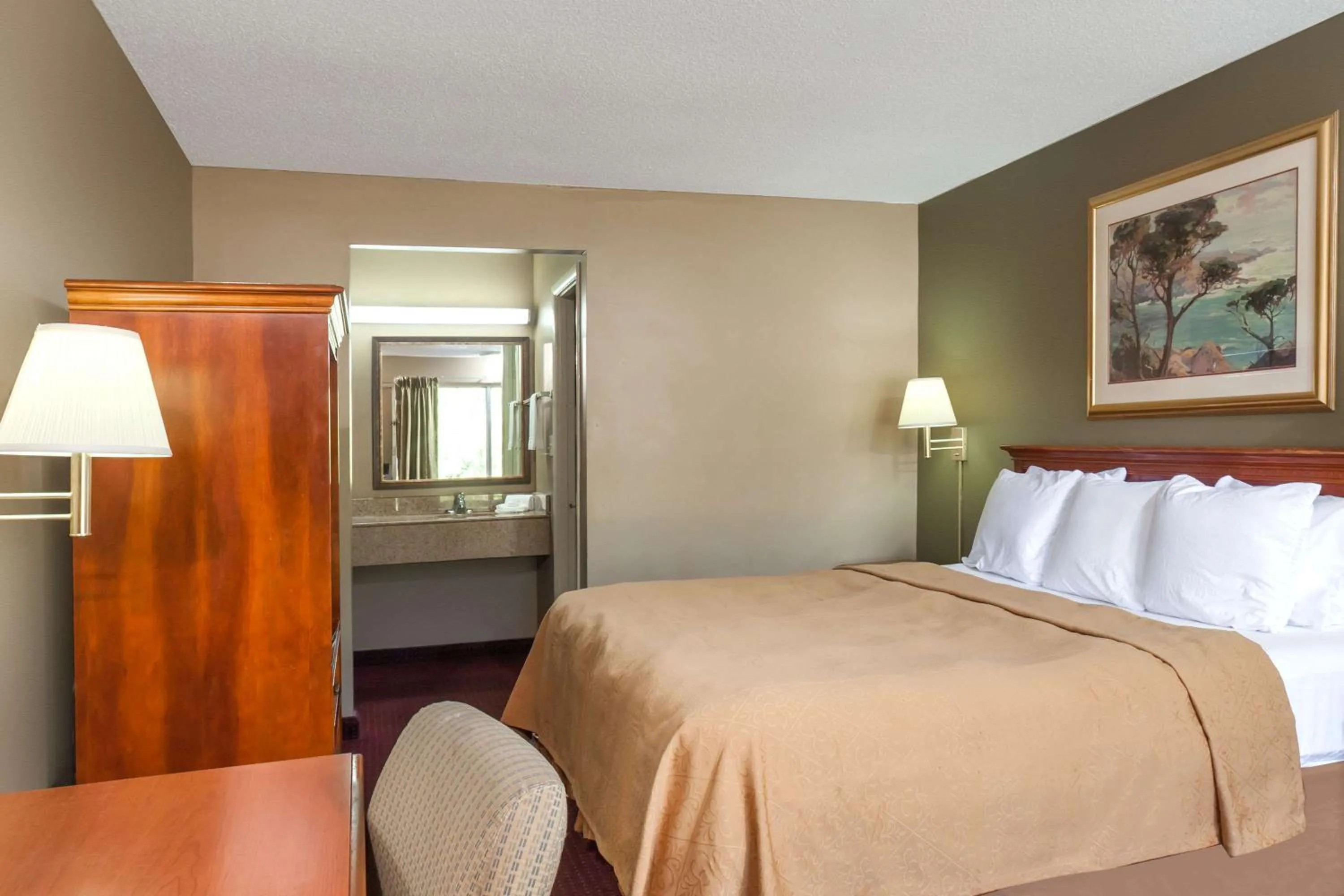 Photo of the whole room, Bed in Knights Inn Lebanon