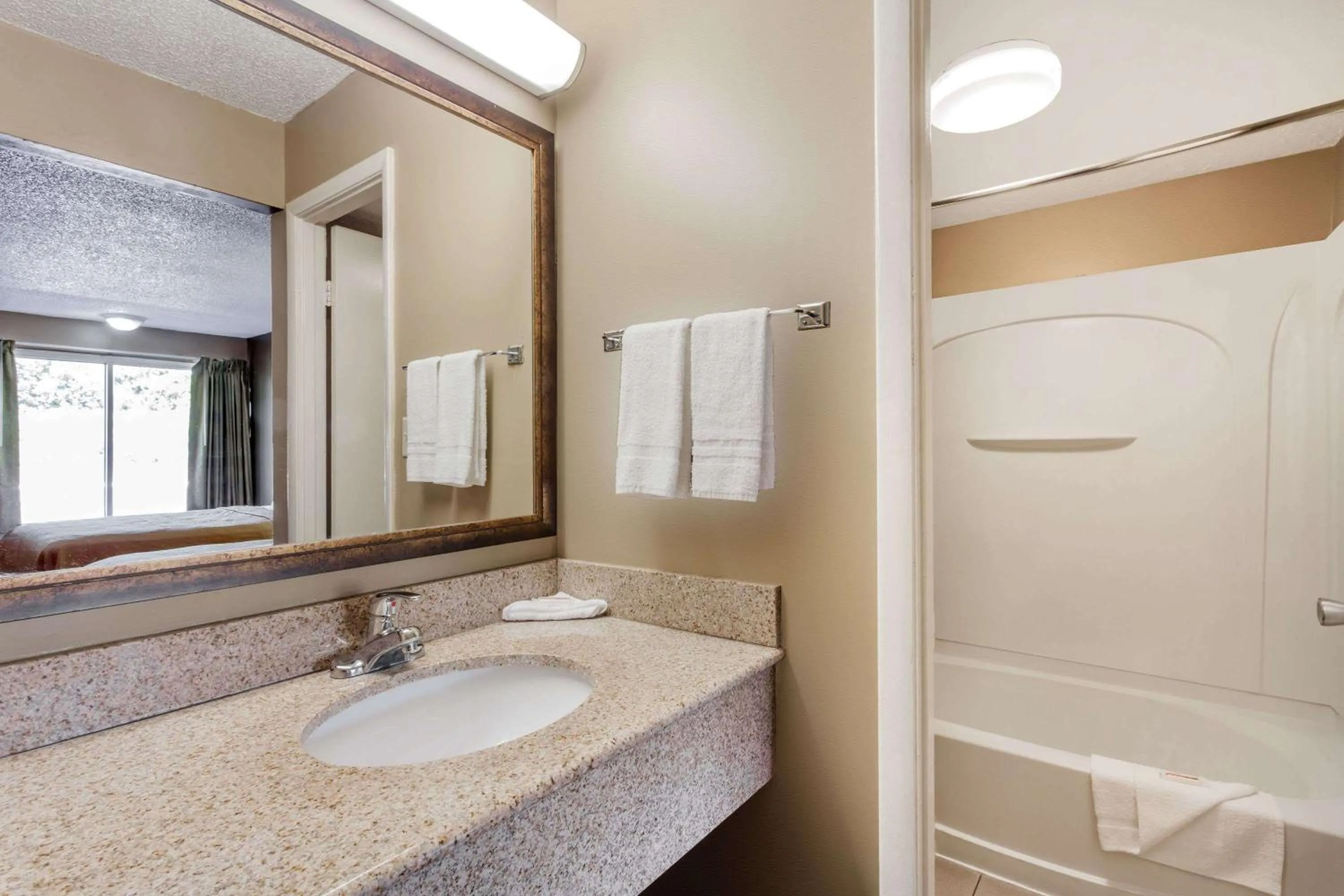 Photo of the whole room in Knights Inn Lebanon