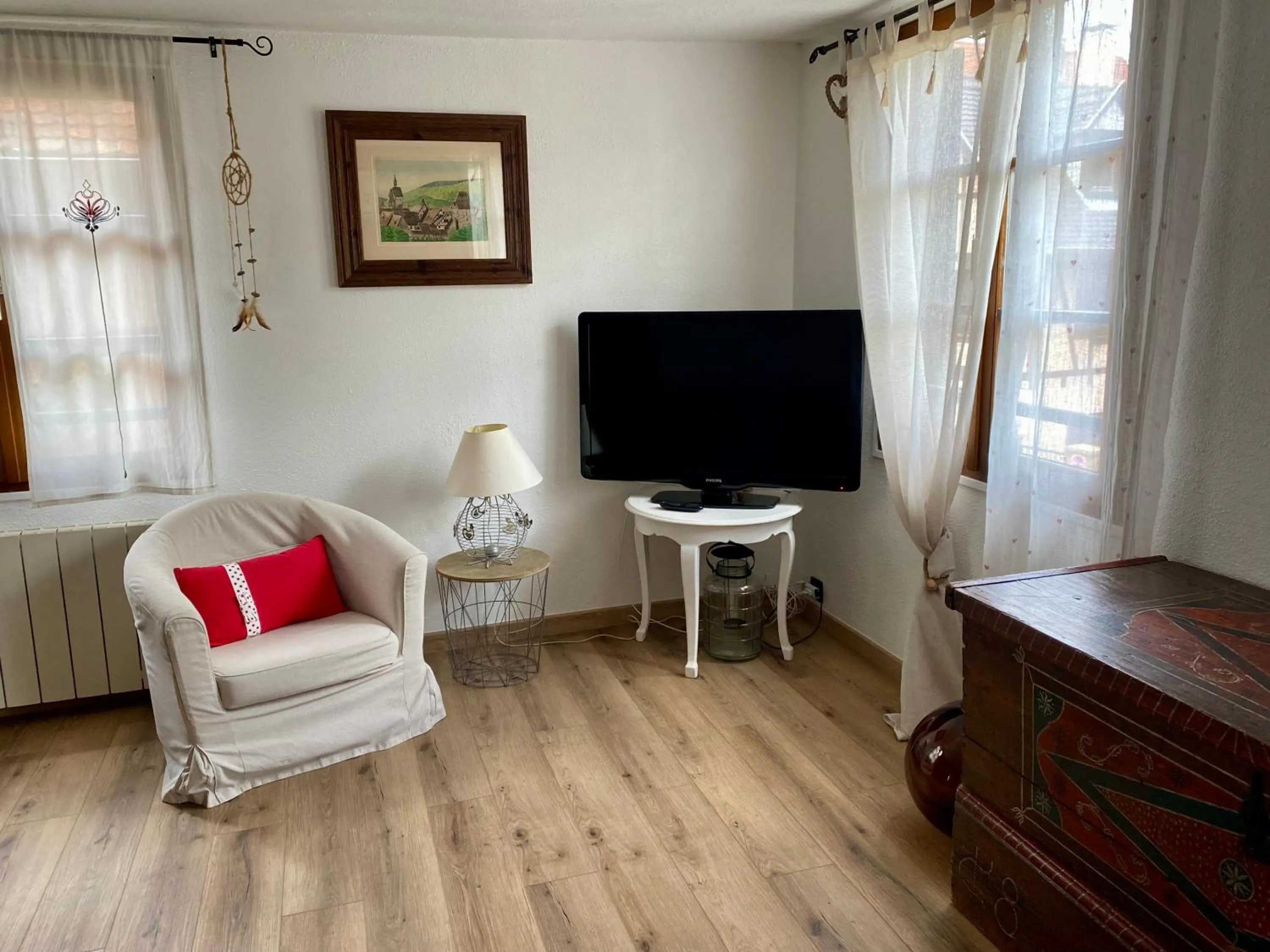 TV and multimedia in Appartement de caractère au calme 15 mins quartier historique, Gîte du Merlenchanteur