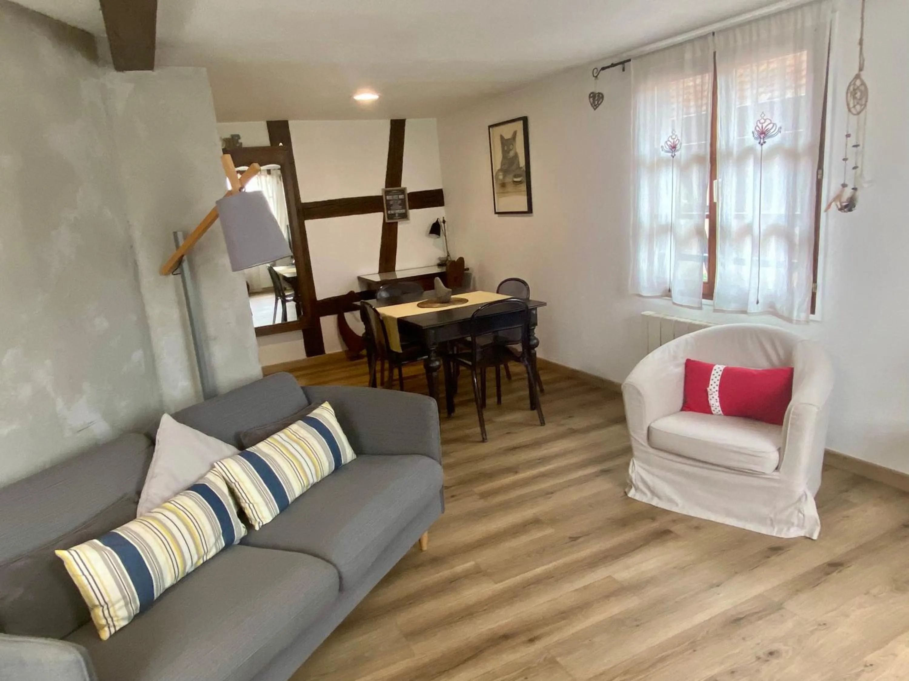 Living room in Appartement de caractère au calme 15 mins quartier historique, Gîte du Merlenchanteur