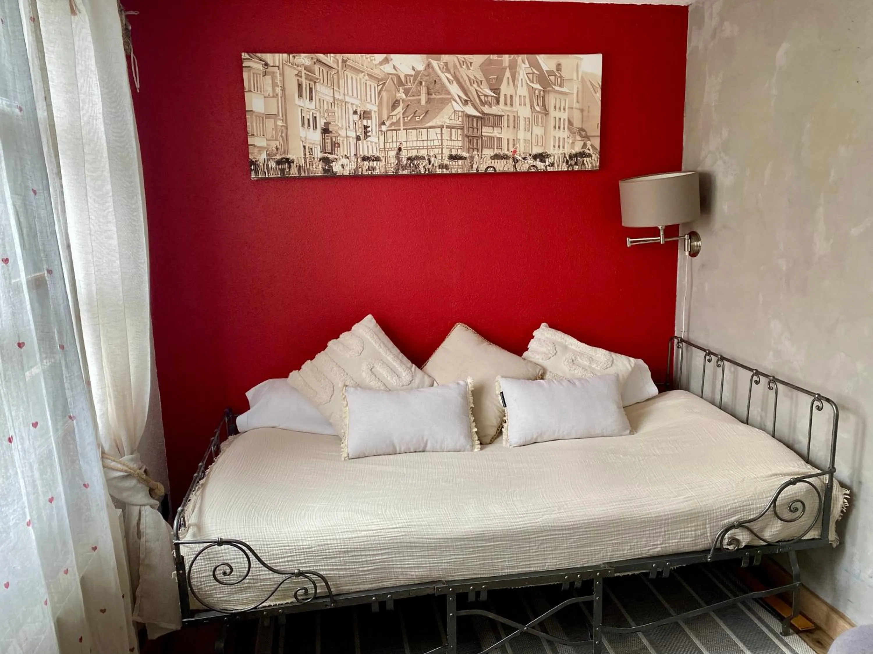 Bed in Appartement de caractère au calme 15 mins quartier historique, Gîte du Merlenchanteur