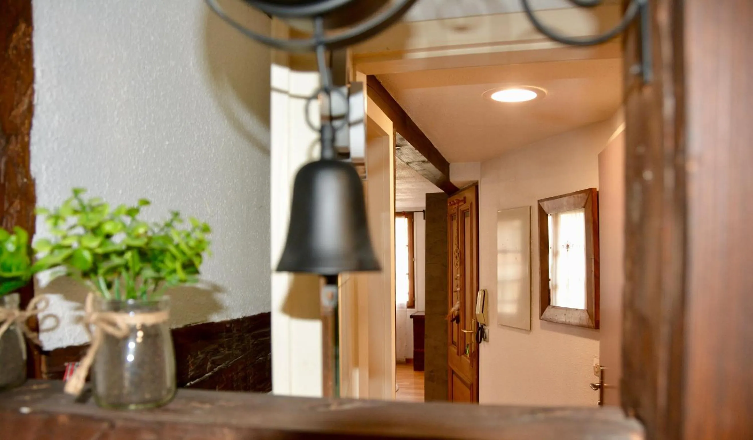 Decorative detail in Appartement de caractère au calme 15 mins quartier historique, Gîte du Merlenchanteur