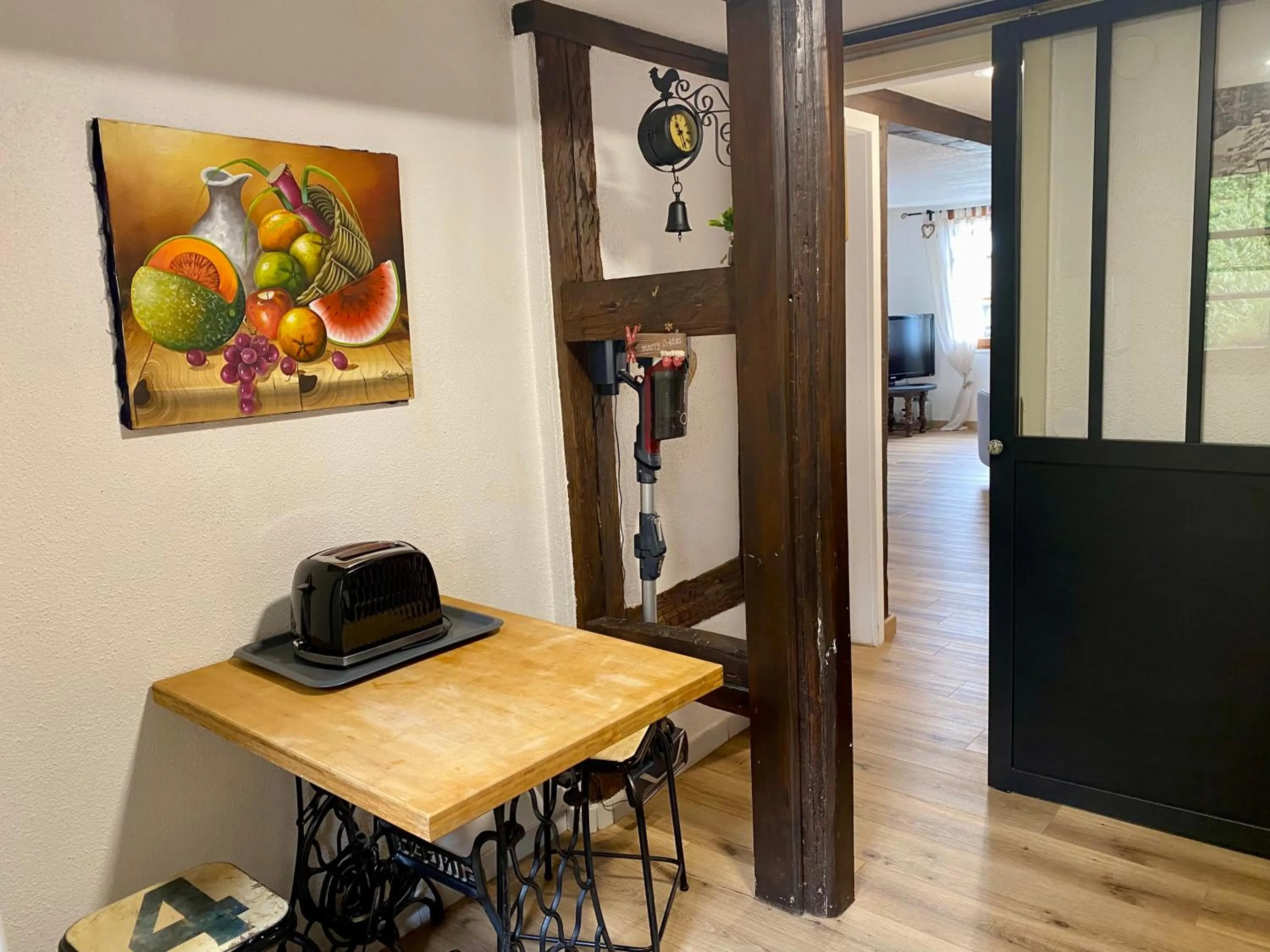 Dining area in Appartement de caractère au calme 15 mins quartier historique, Gîte du Merlenchanteur