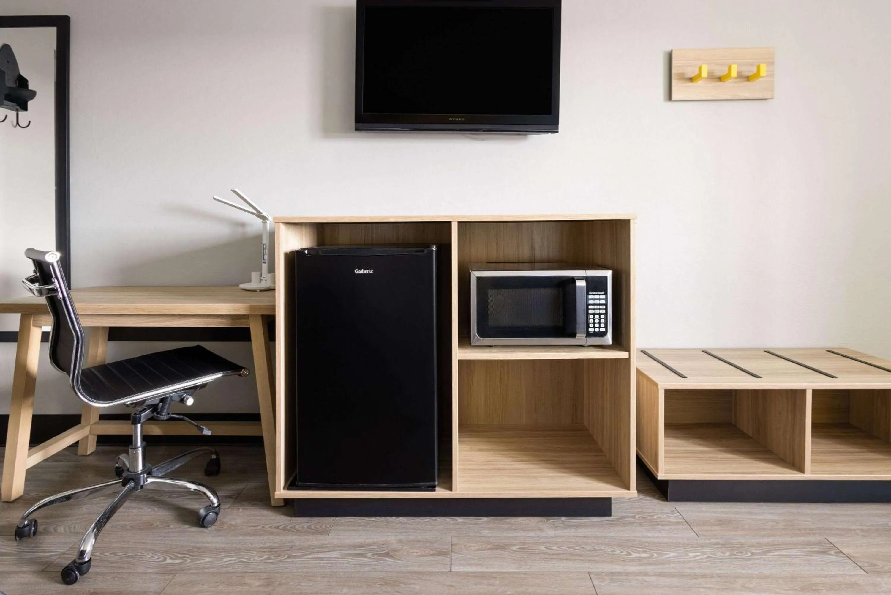 Photo of the whole room in Super 8 by Wyndham Hazleton