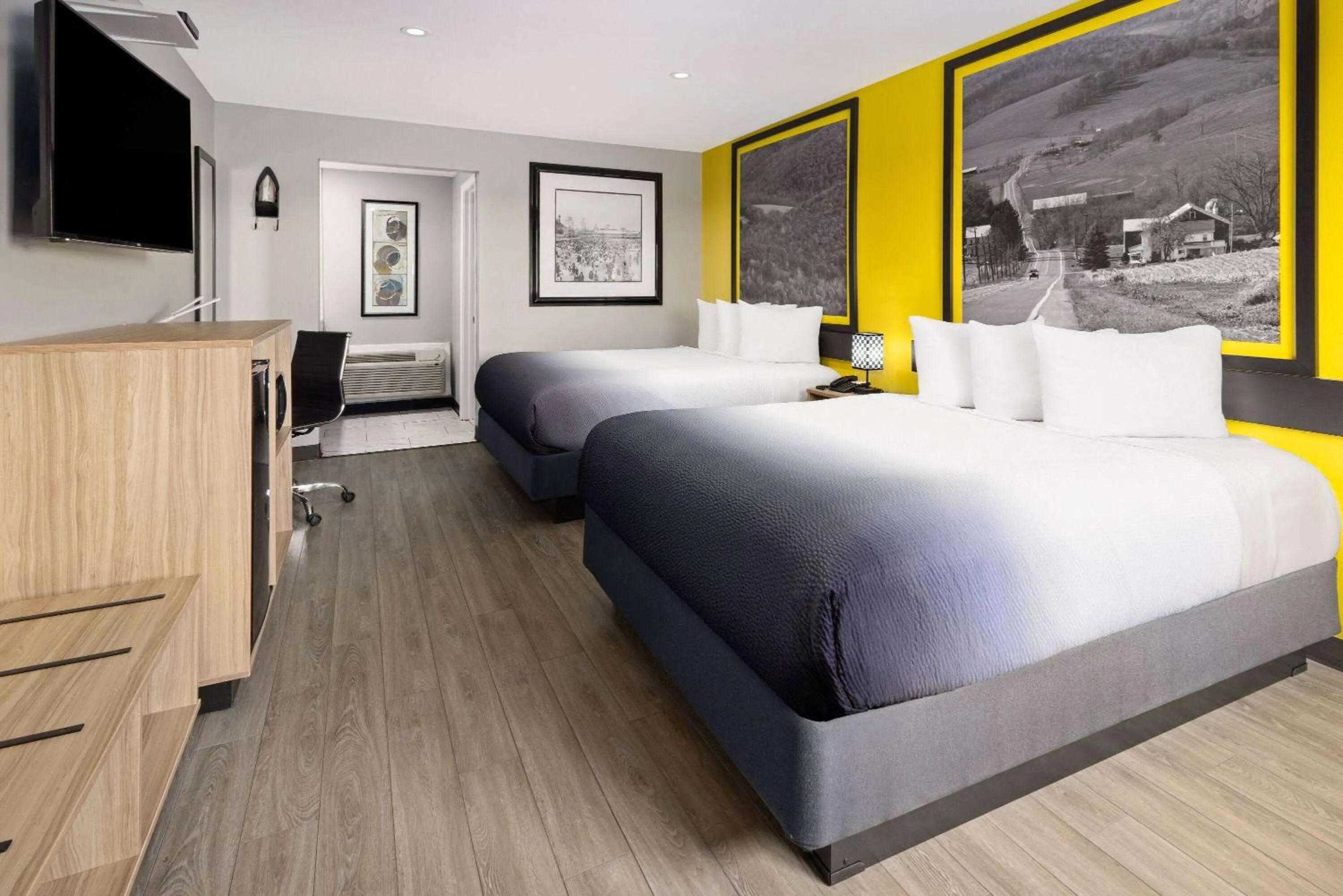 Photo of the whole room, Bed in Super 8 by Wyndham Hazleton