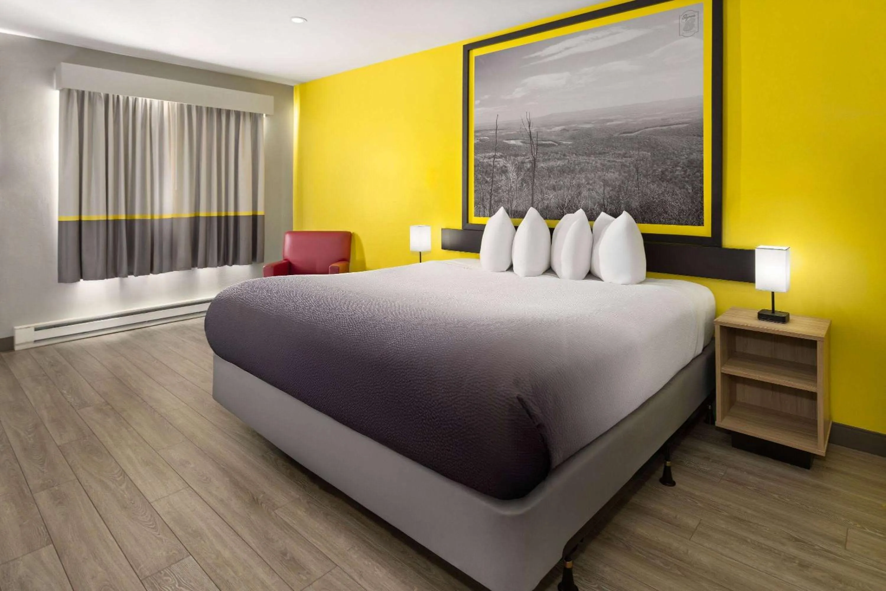 Photo of the whole room, Bed in Super 8 by Wyndham Hazleton