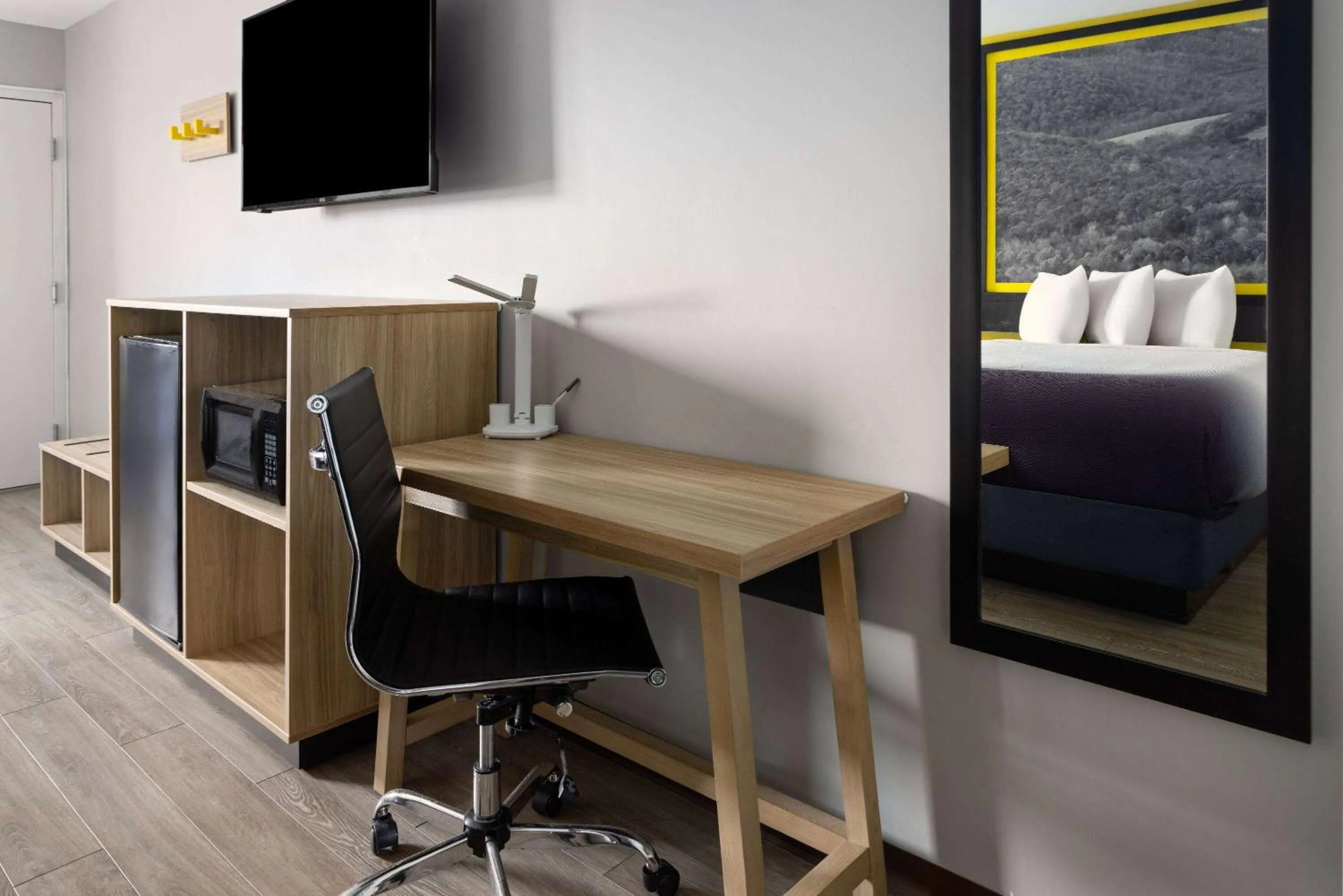 Photo of the whole room in Super 8 by Wyndham Hazleton