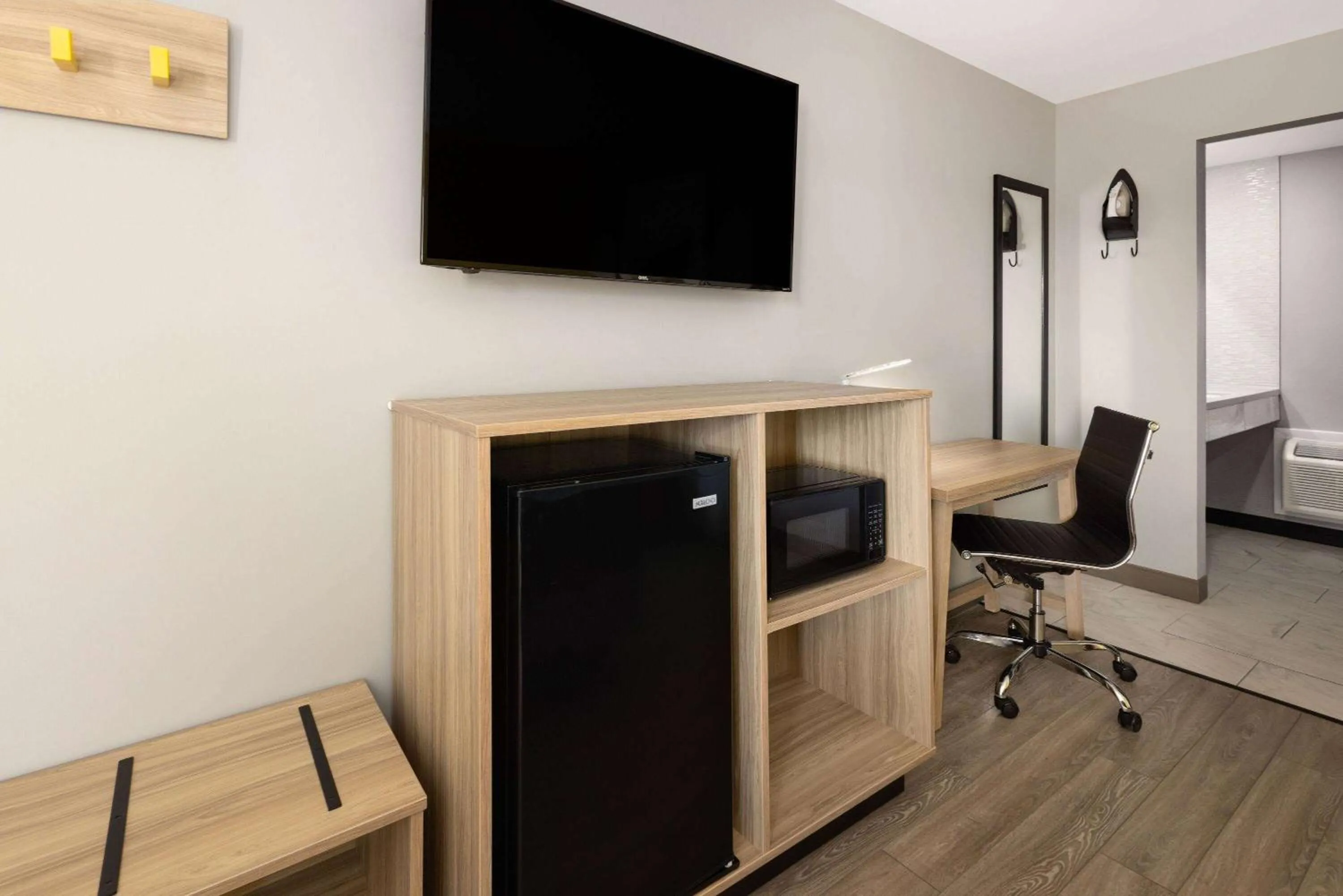 Photo of the whole room in Super 8 by Wyndham Hazleton