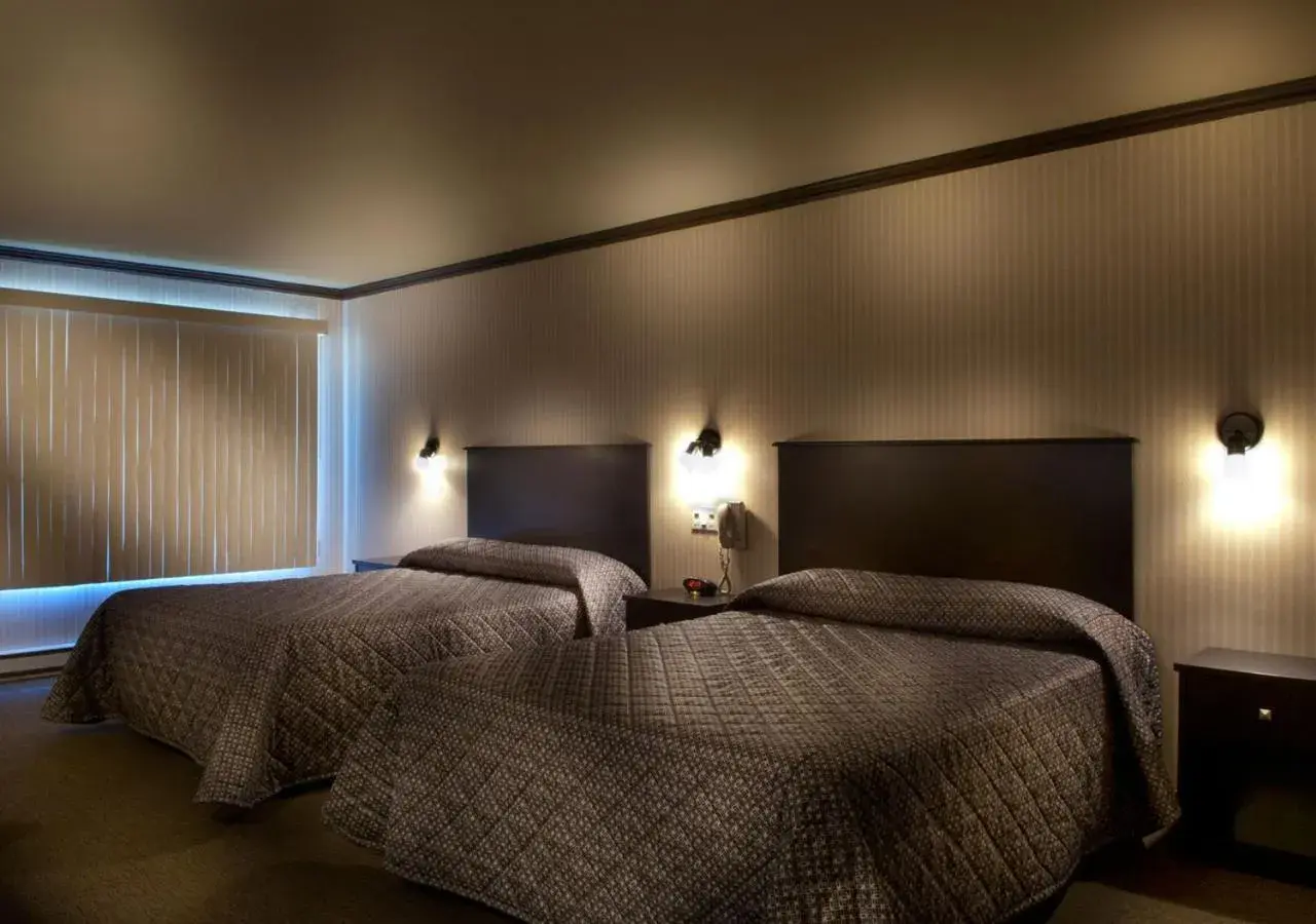 Classic Quadruple Room in Ramada by Wyndham Laval Classic Quadruple Room in Ramada by Wyndham Laval