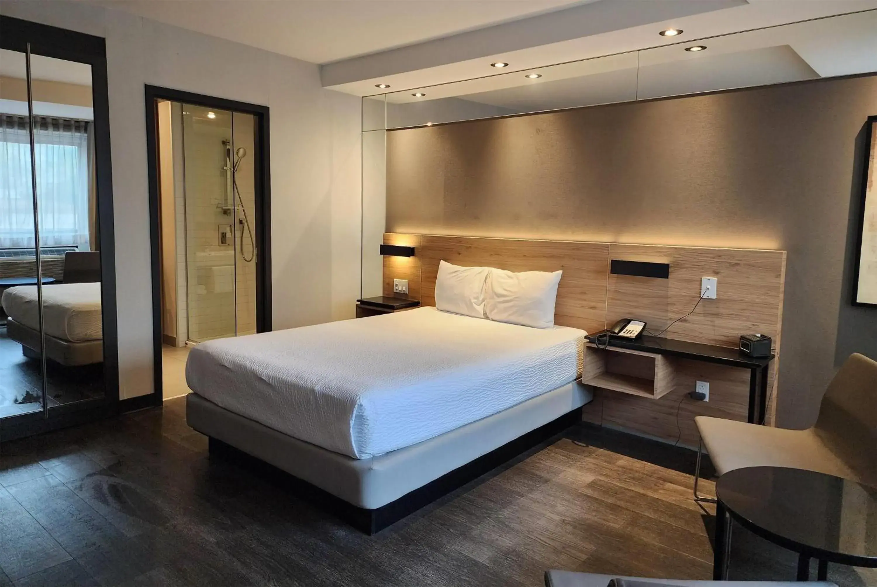 Deluxe Queen Suite - Non-Smoking in Ramada by Wyndham Laval Deluxe Queen Suite - Non-Smoking in Ramada by Wyndham Laval