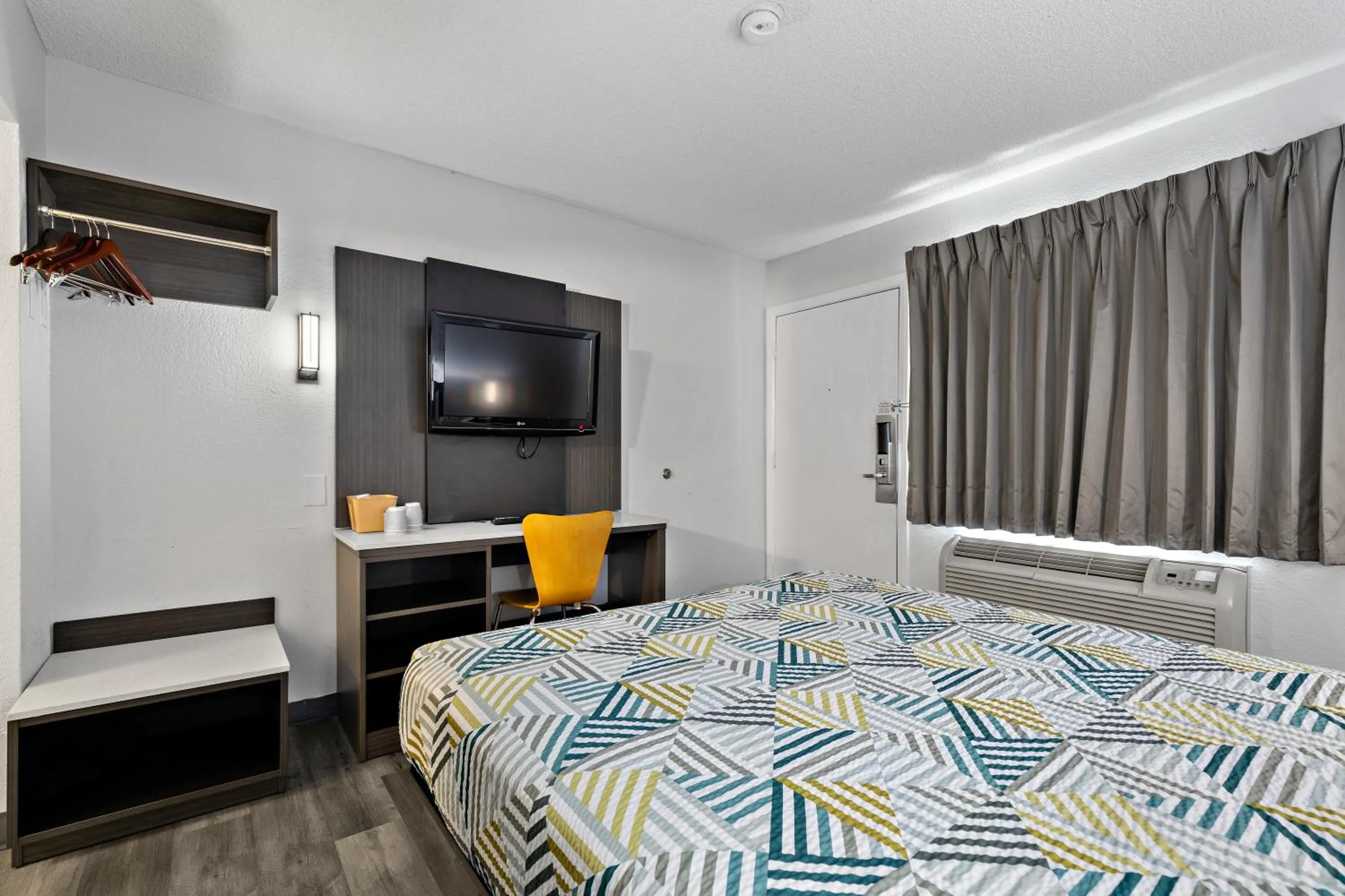 Bed in Motel 6-San Diego, CA - North