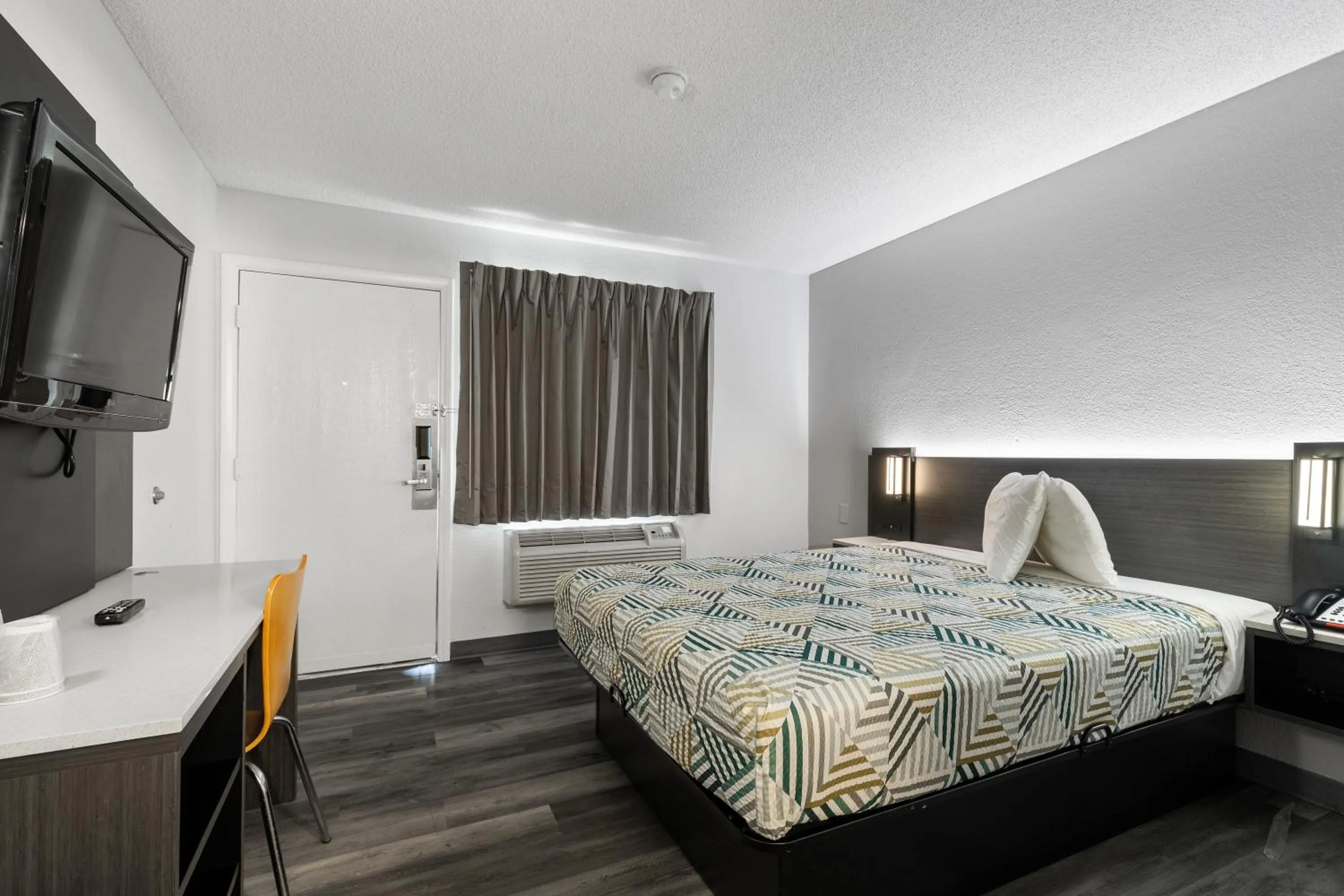 Bed in Motel 6-San Diego, CA - North