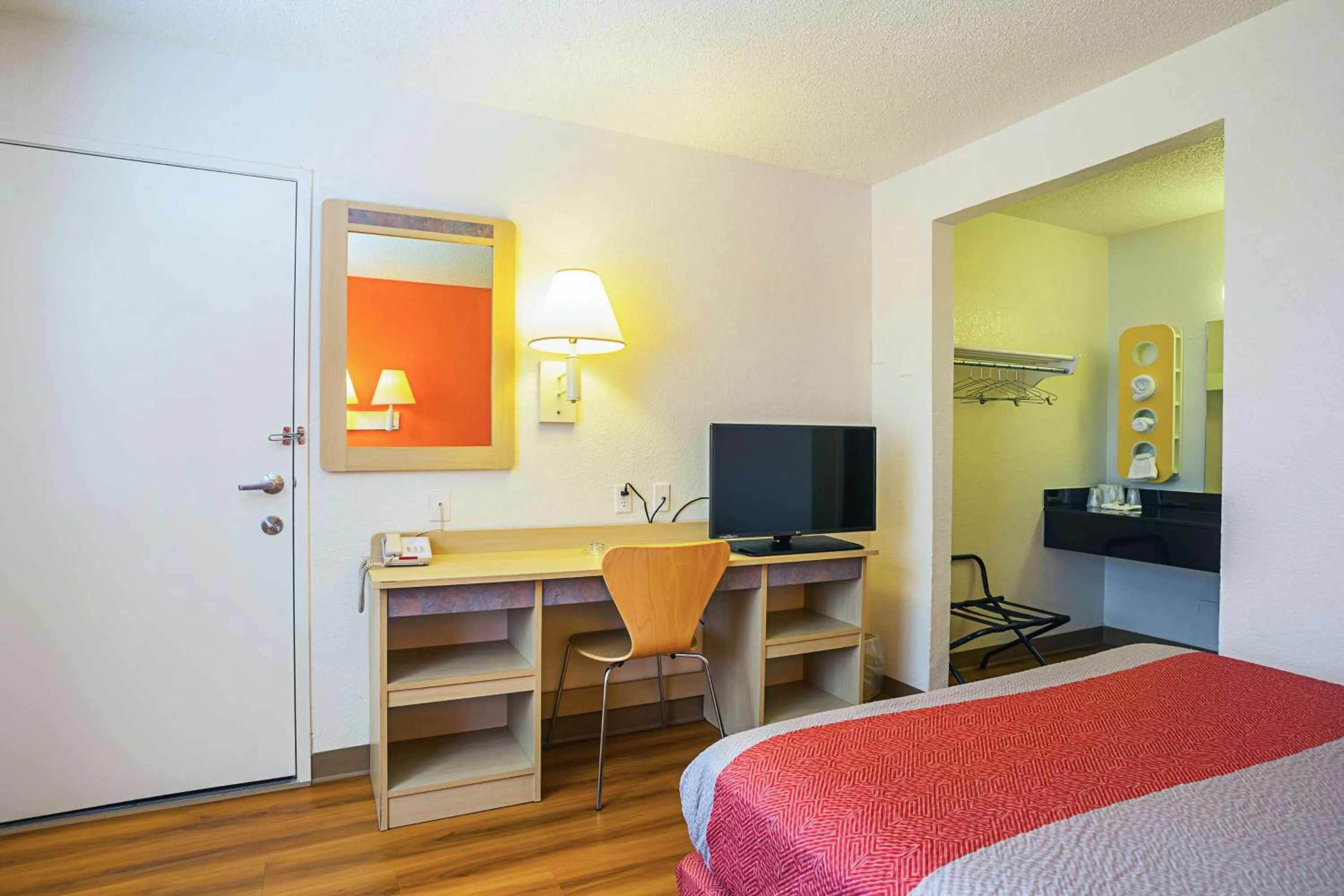 TV and multimedia, Bed in Motel 6-Yuma, AZ - East