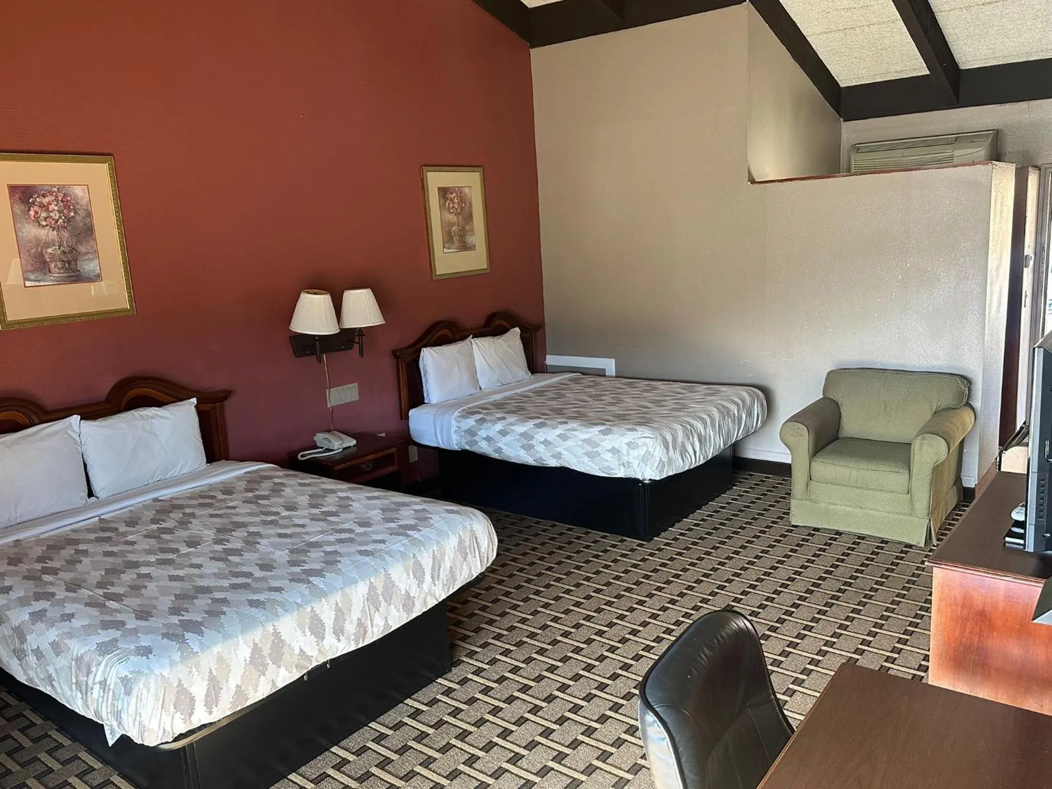 Bed in Americas Best Value Inn Franklin