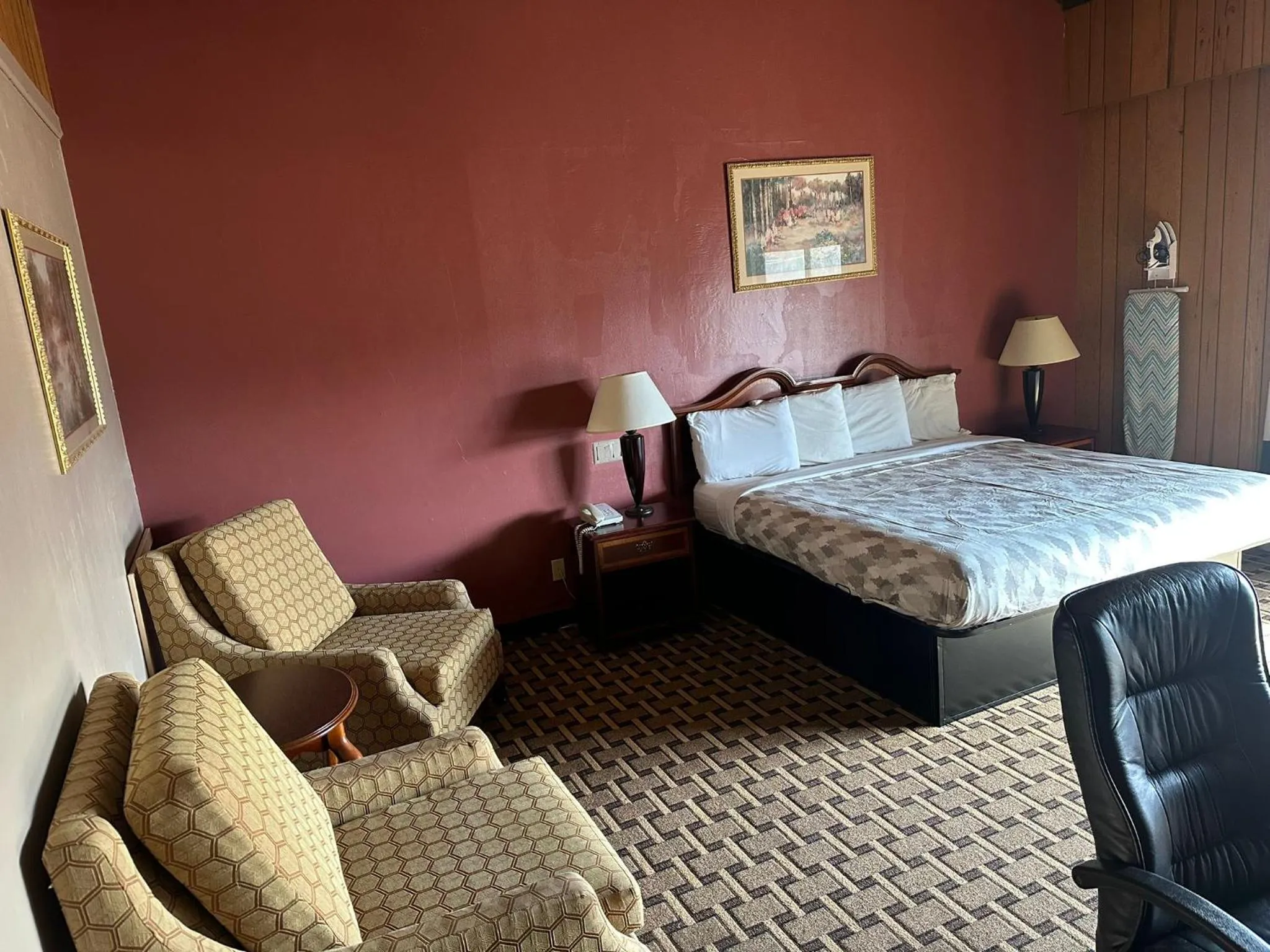 Bed in Americas Best Value Inn Franklin