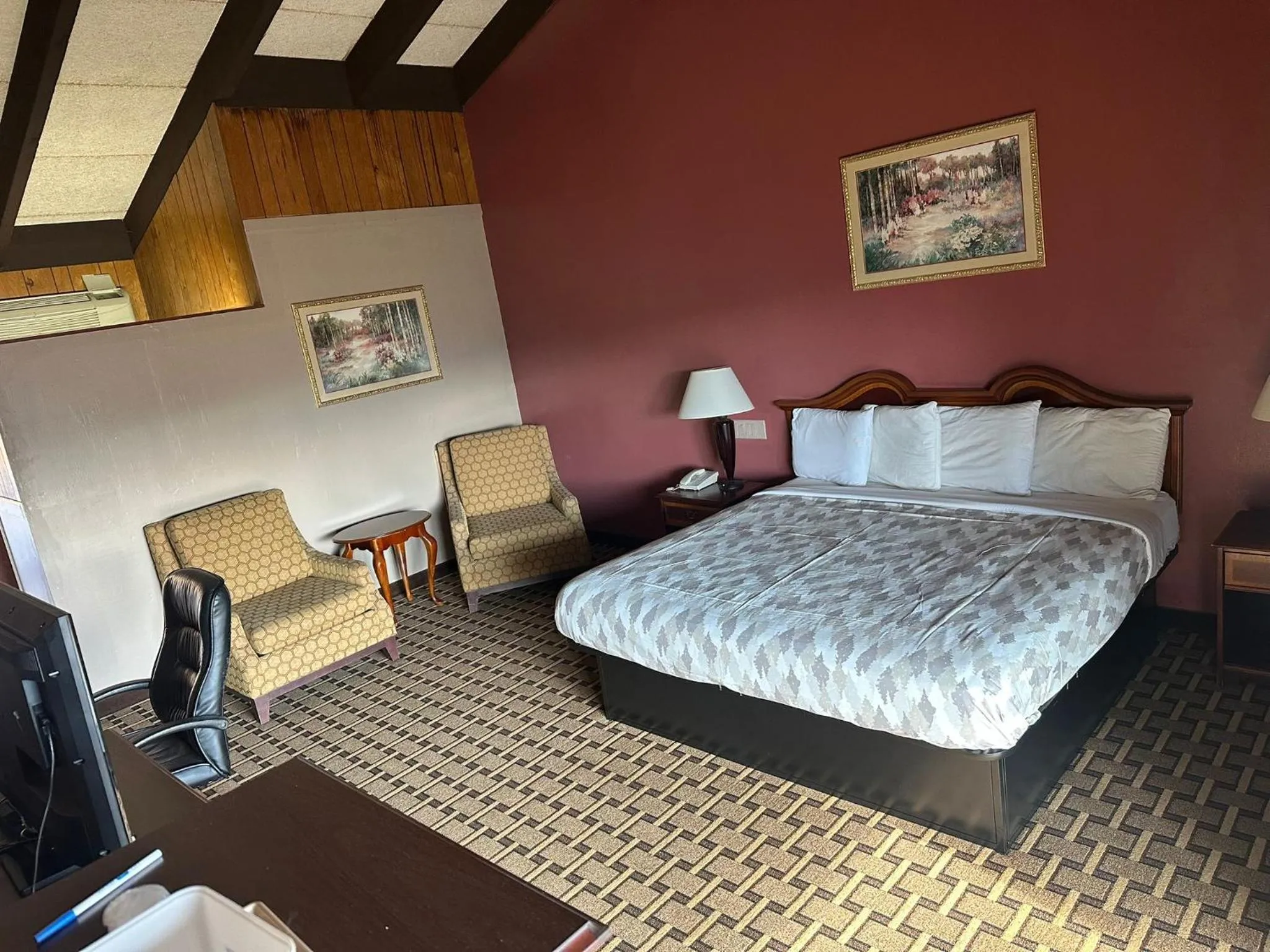 Bed in Americas Best Value Inn Franklin