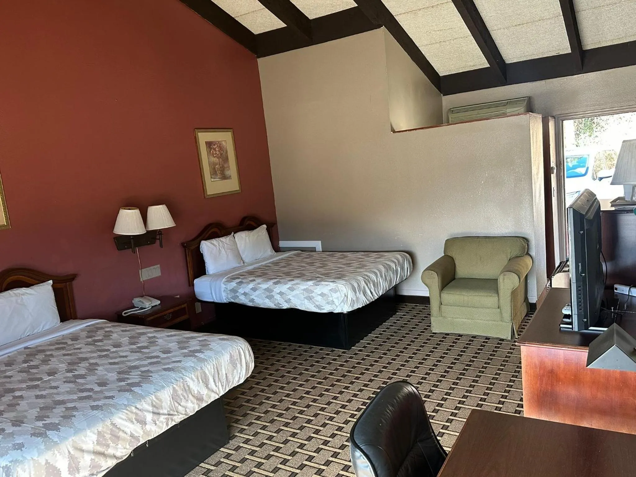 Bed in Americas Best Value Inn Franklin