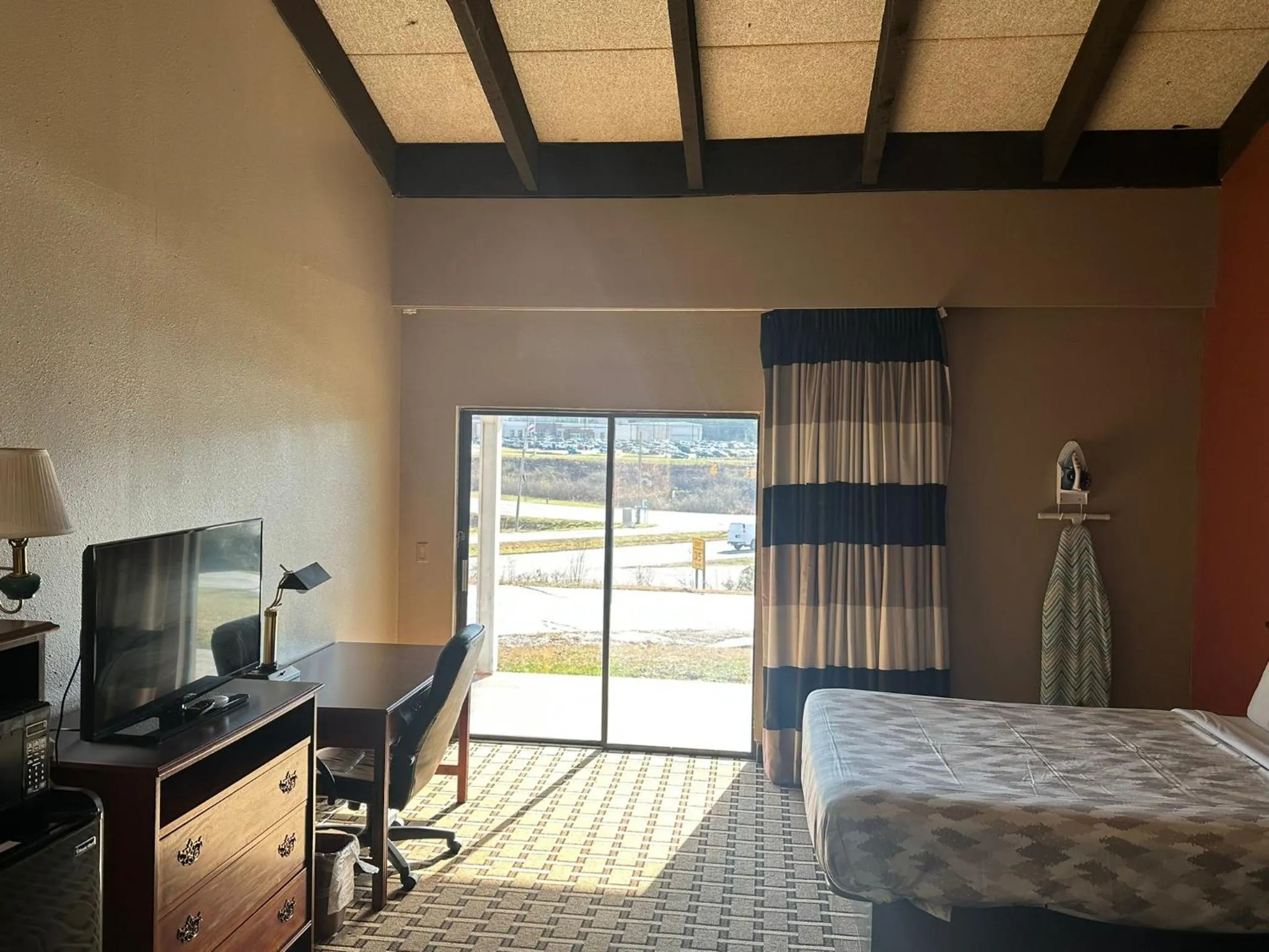 Bed in Americas Best Value Inn Franklin