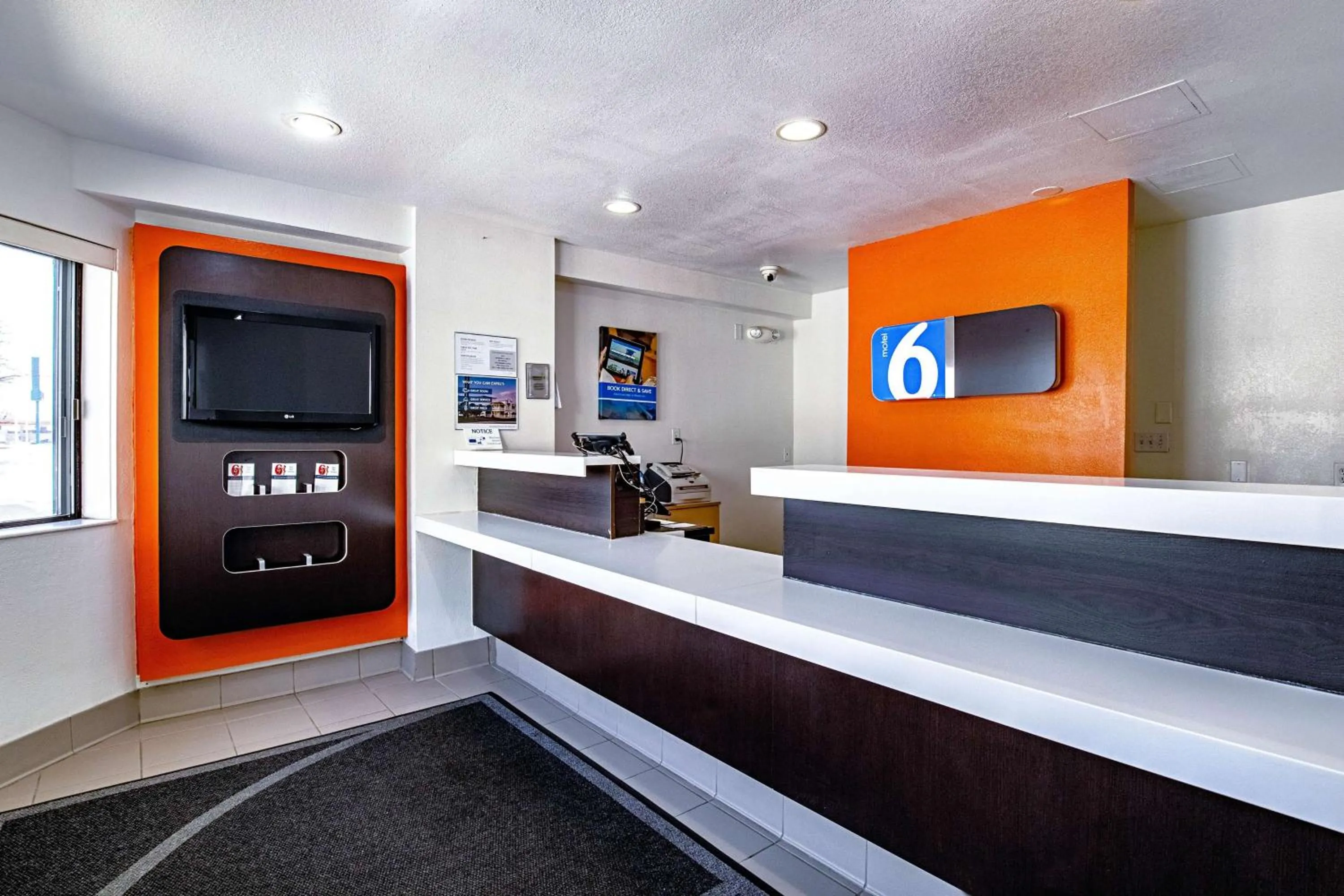 Communal lounge/ TV room in Motel 6-Palatine, IL - Chicago Northwest