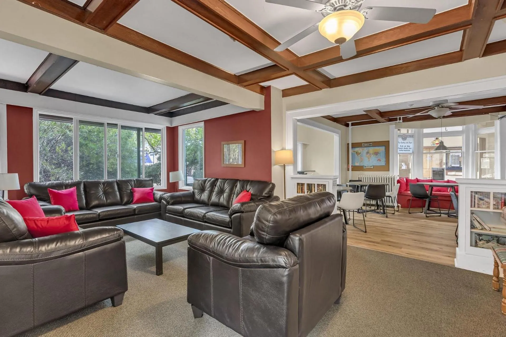 Communal lounge/ TV room in HI Penticton - Hostel