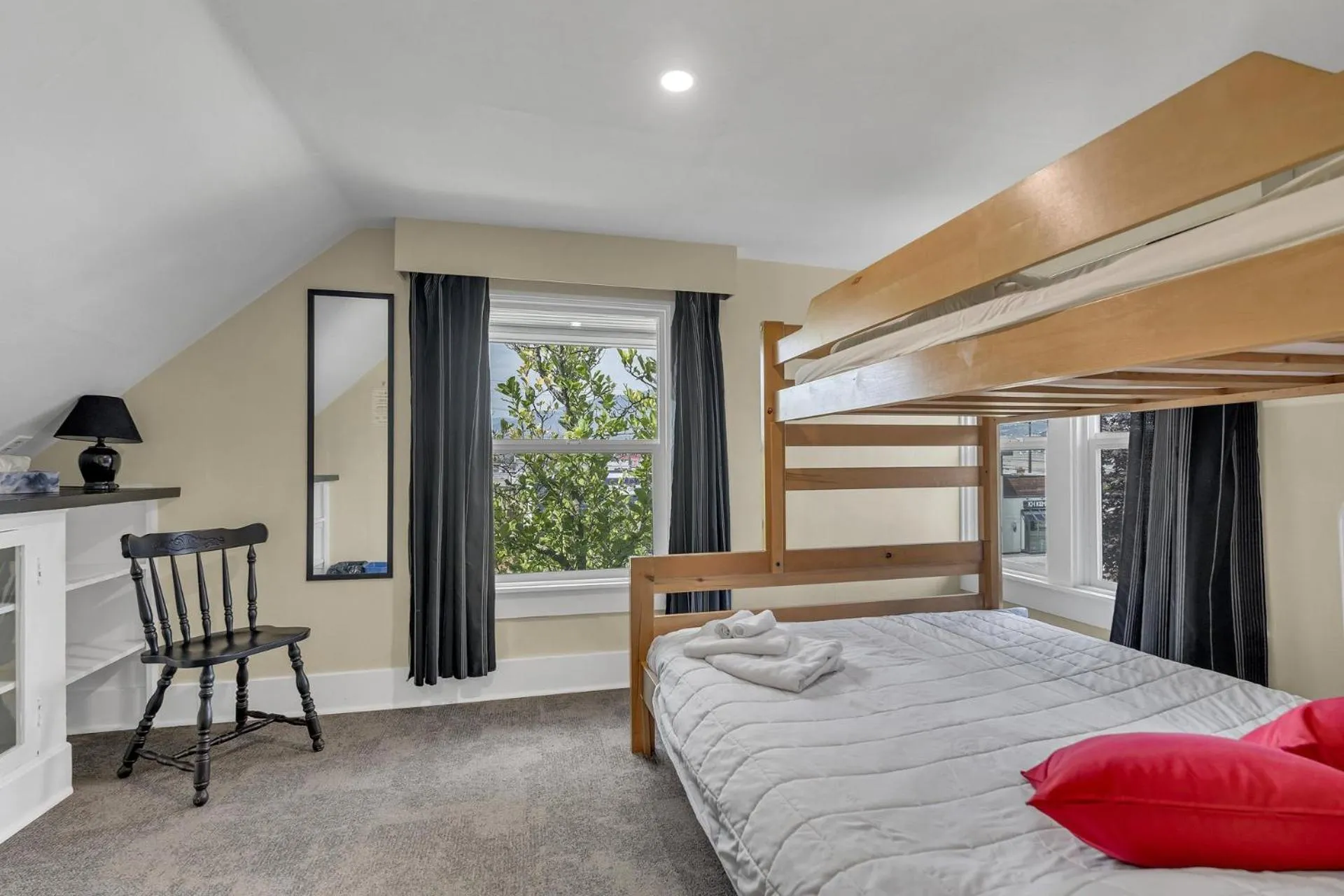 Bedroom, Bed in HI Penticton - Hostel