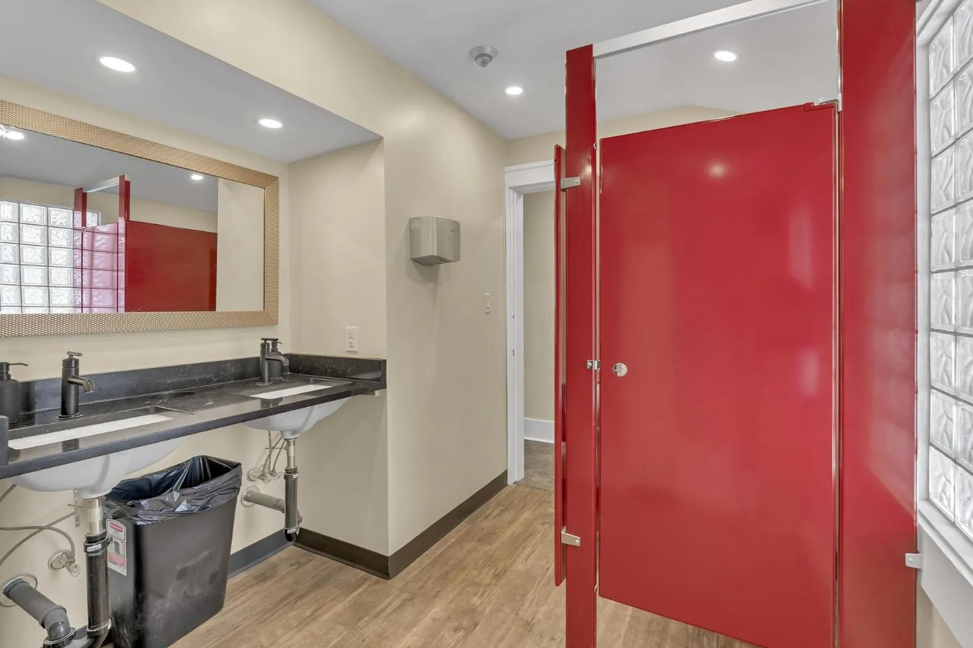 Bathroom in HI Penticton - Hostel