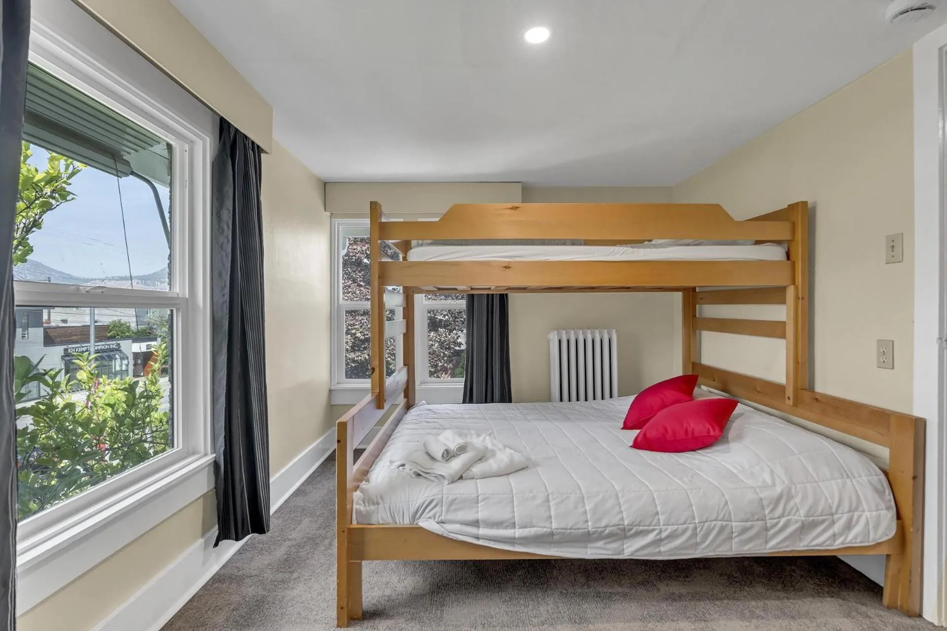 Bedroom, Bed in HI Penticton - Hostel