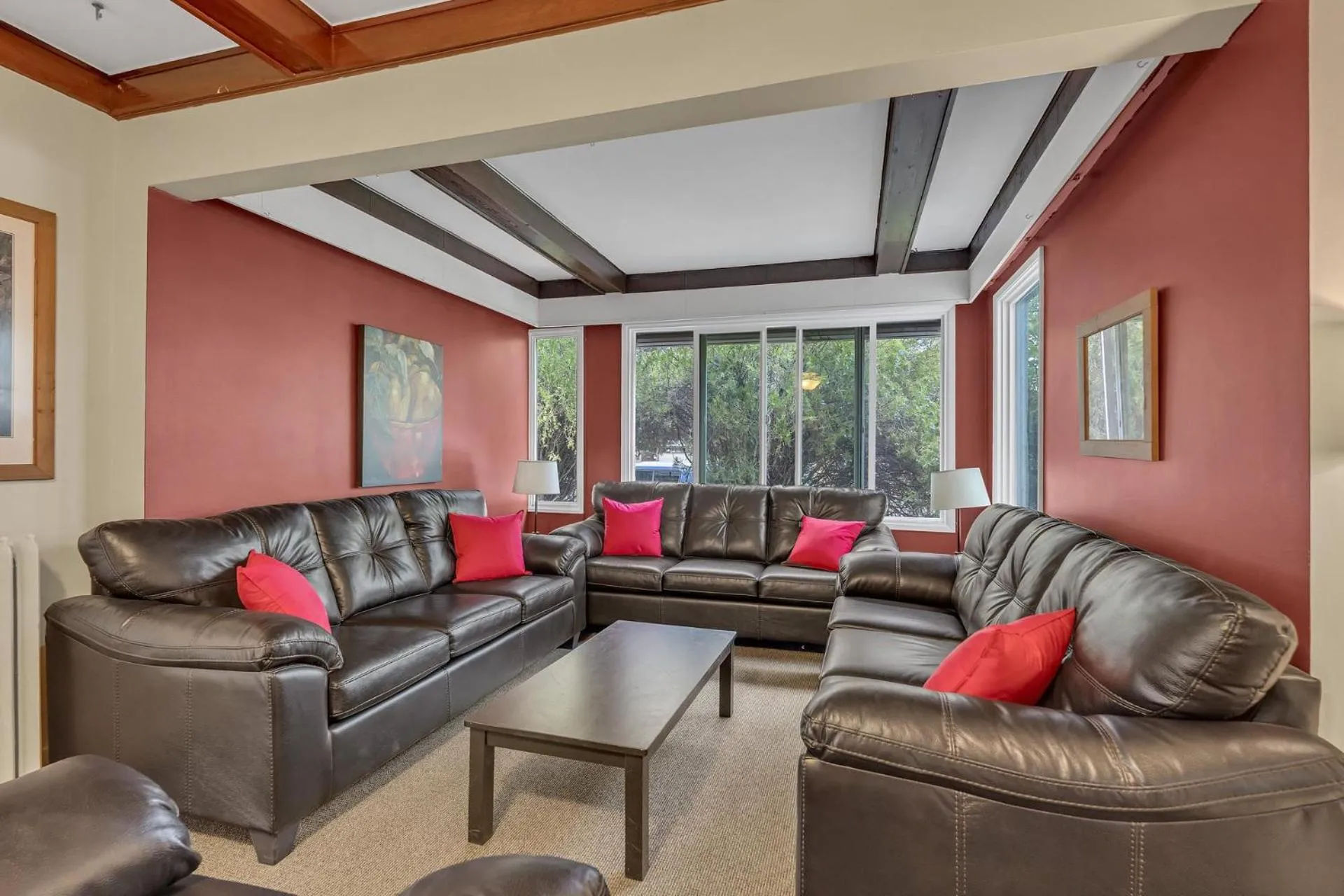 Communal lounge/ TV room in HI Penticton - Hostel