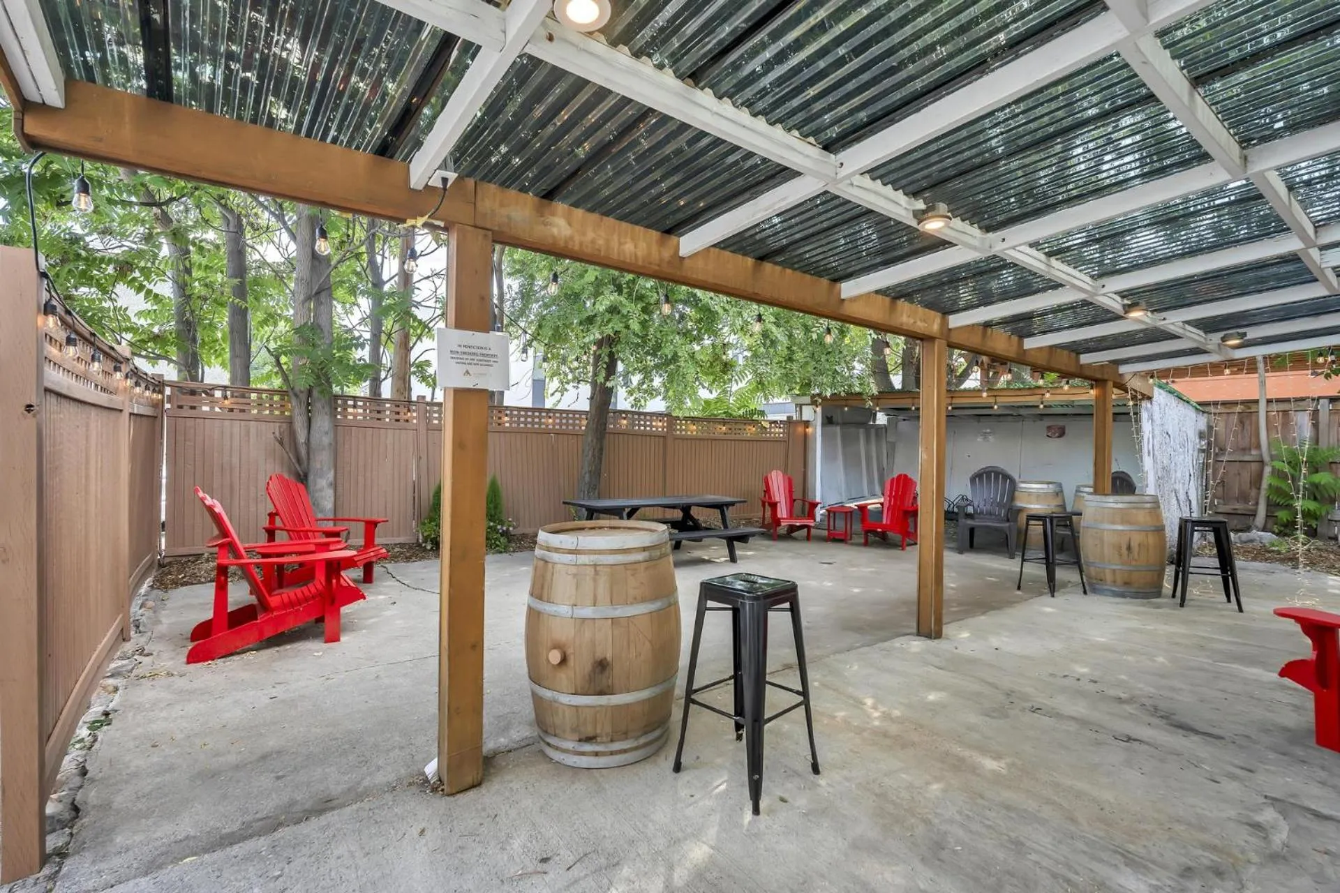 Patio in HI Penticton - Hostel