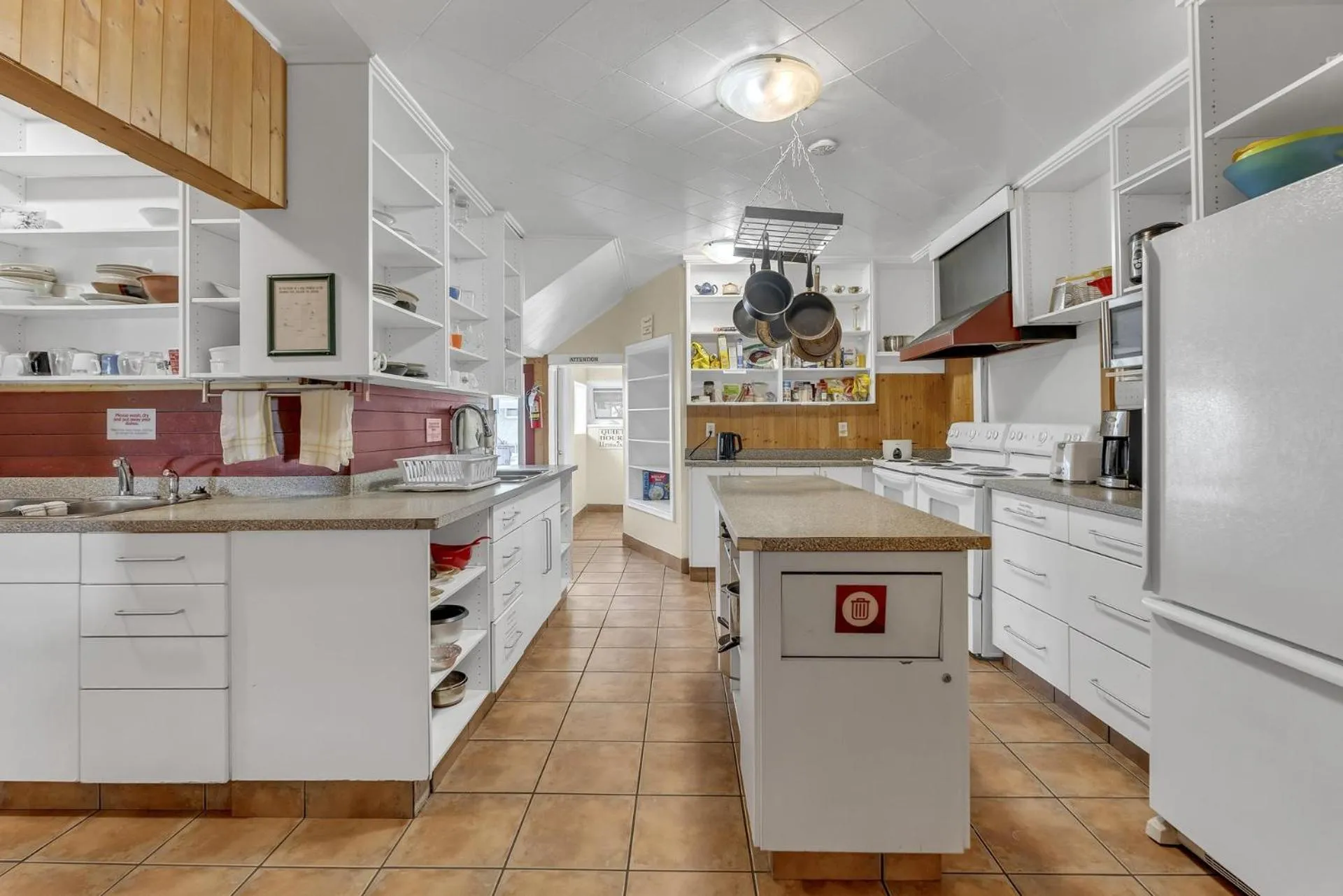 kitchen in HI Penticton - Hostel