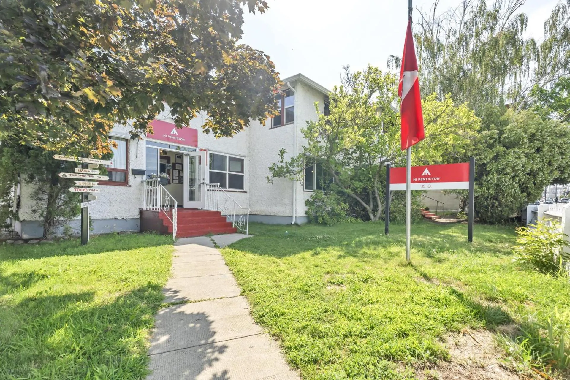 Property building in HI Penticton - Hostel