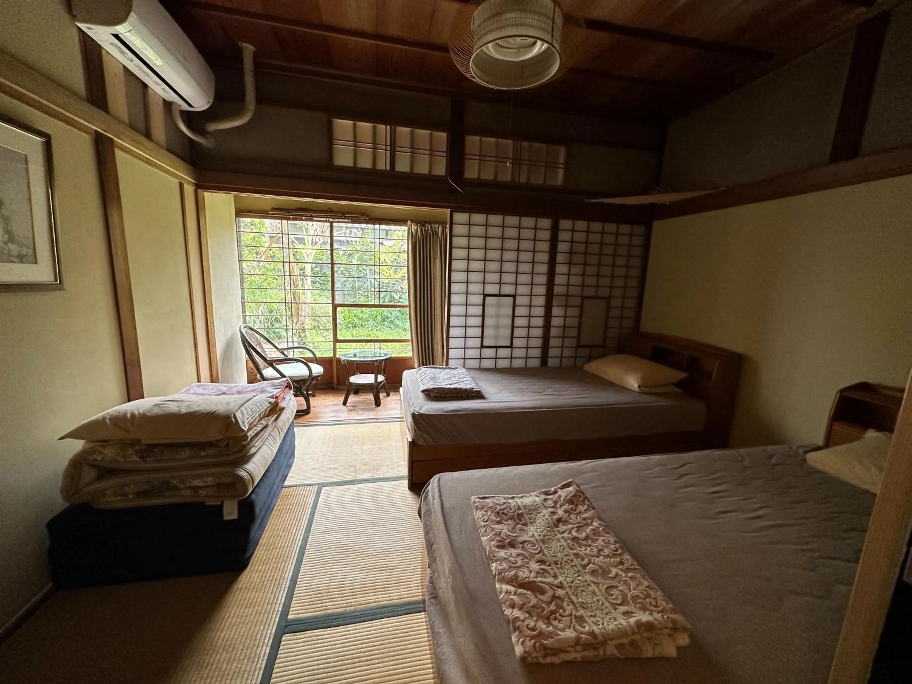 Photo of the whole room, Bed in Atami Ikyuan 熱海一休庵