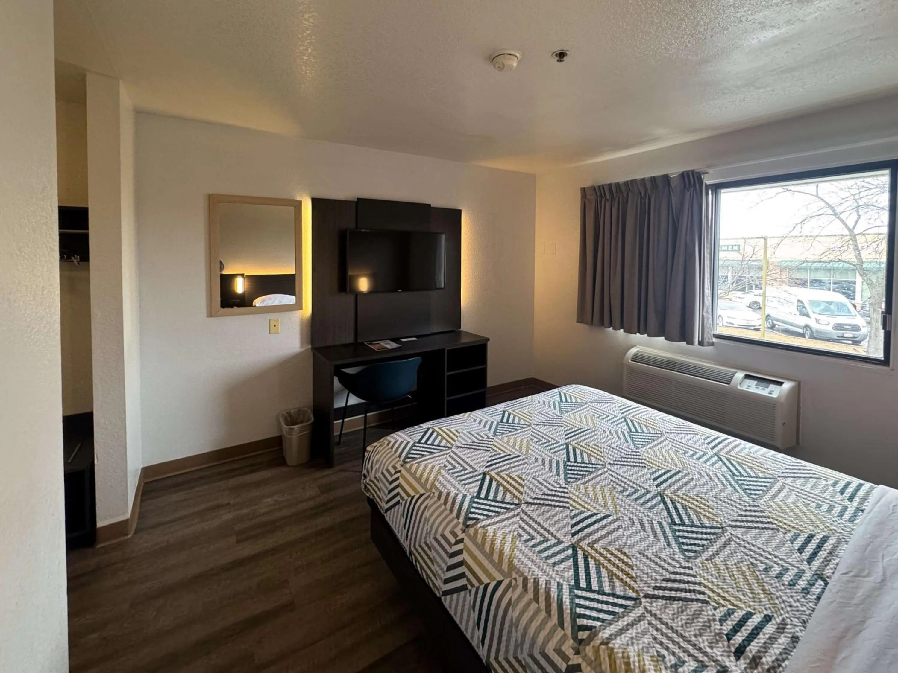 Bedroom, Bed in Motel 6-Glenview, IL - Chicago North