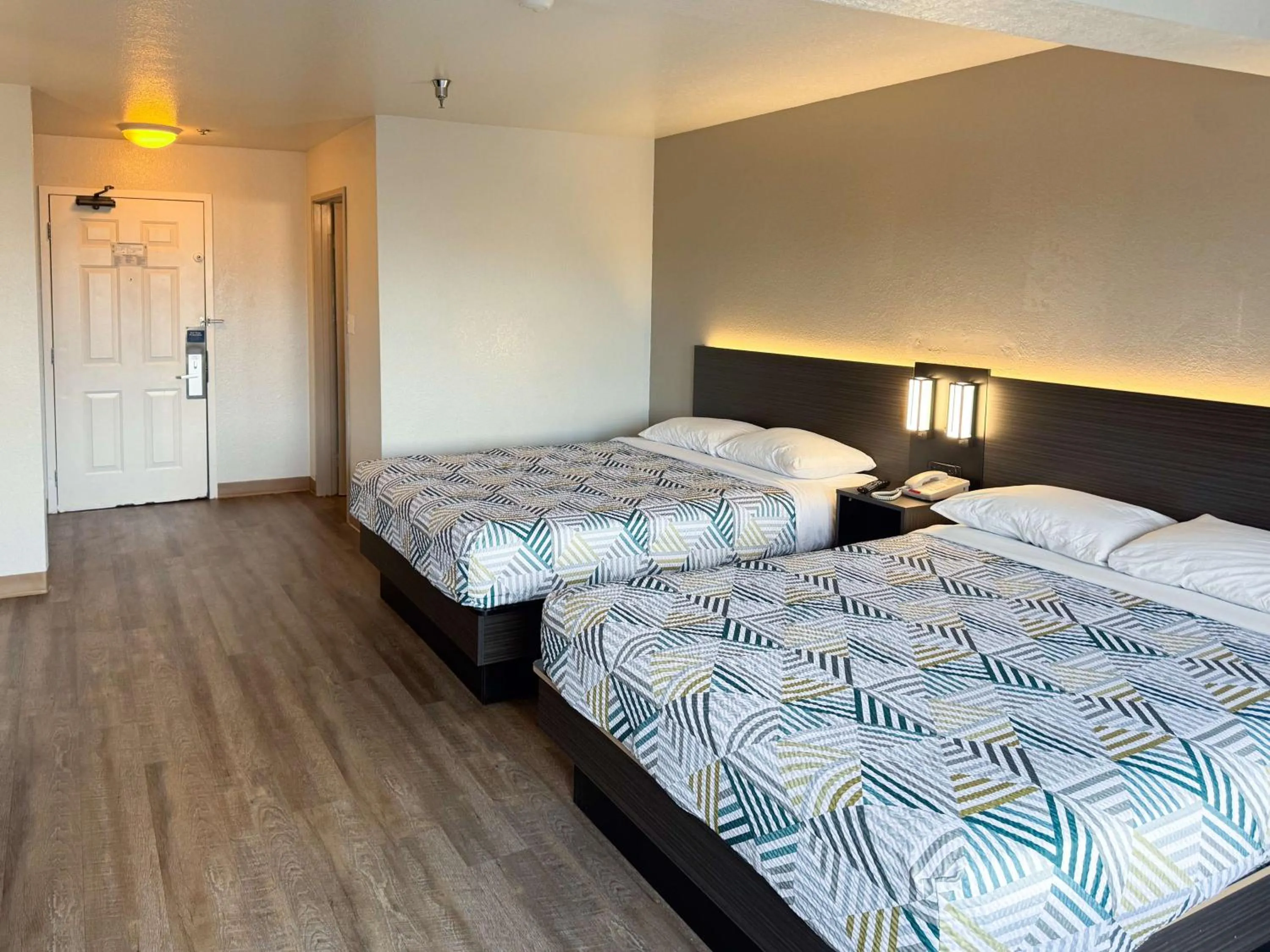 Bedroom, Bed in Motel 6-Glenview, IL - Chicago North