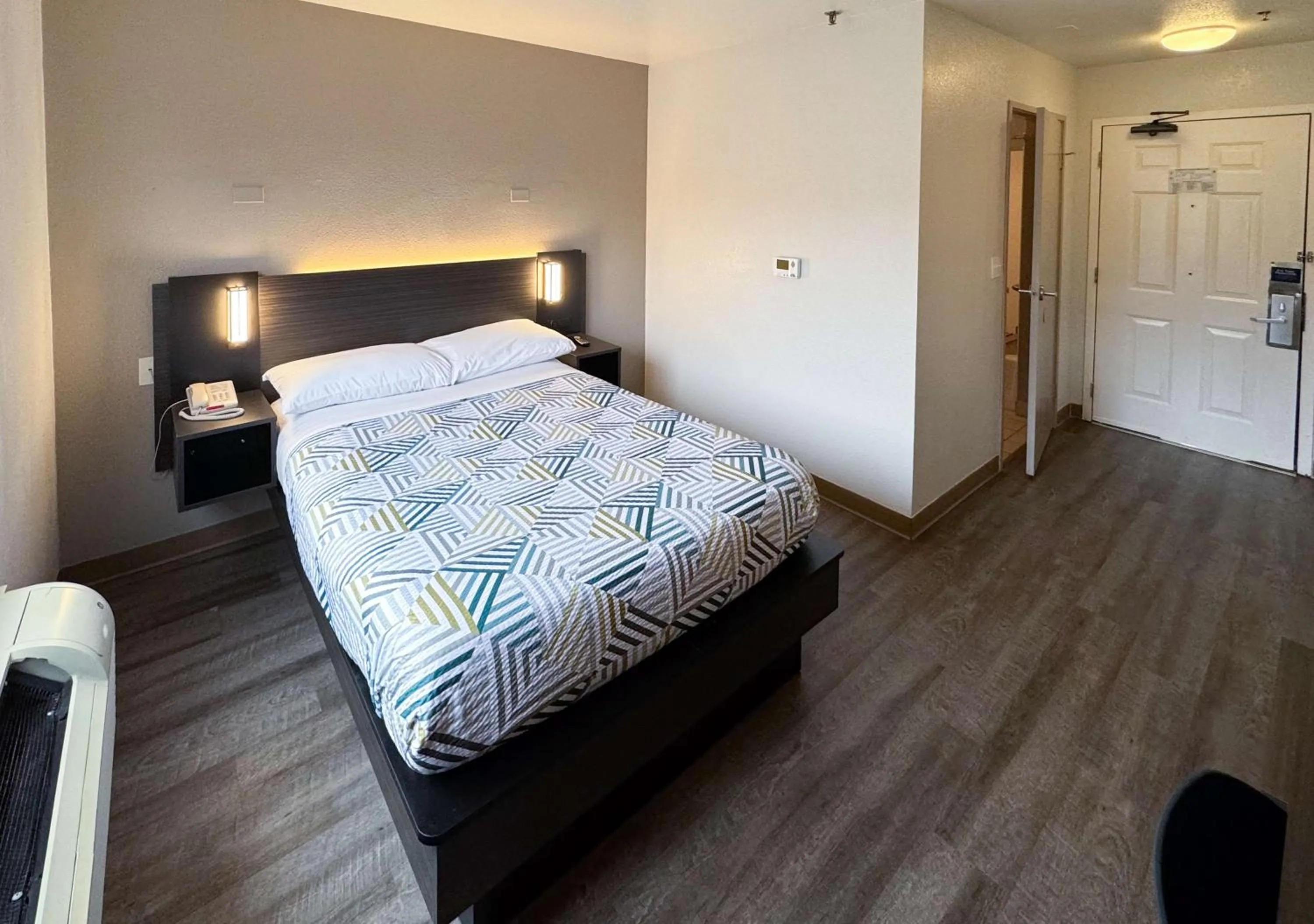 Bedroom, Bed in Motel 6-Glenview, IL - Chicago North