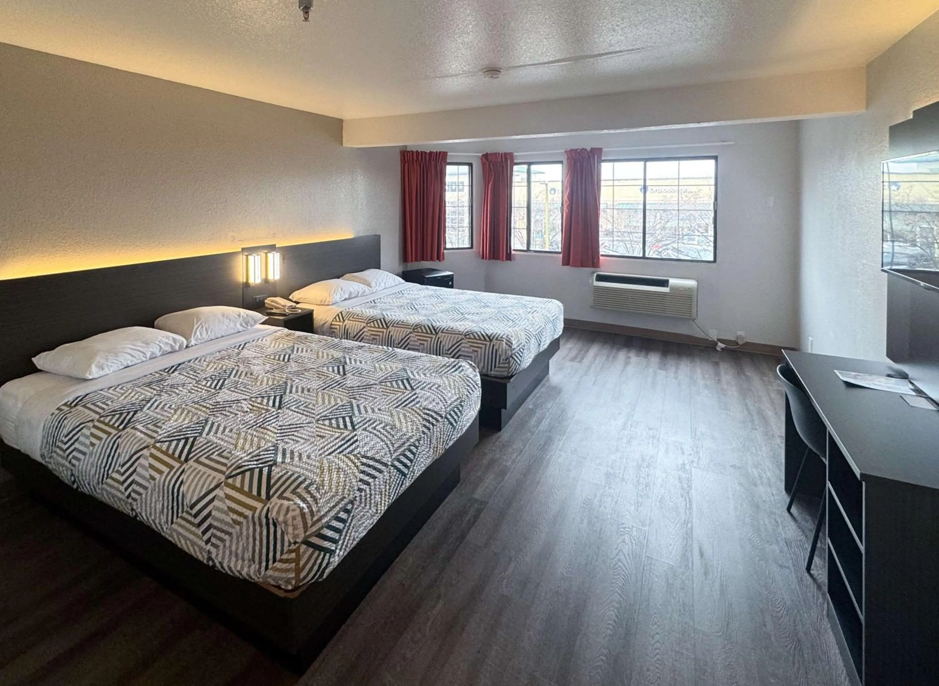 Bedroom, Bed in Motel 6-Glenview, IL - Chicago North