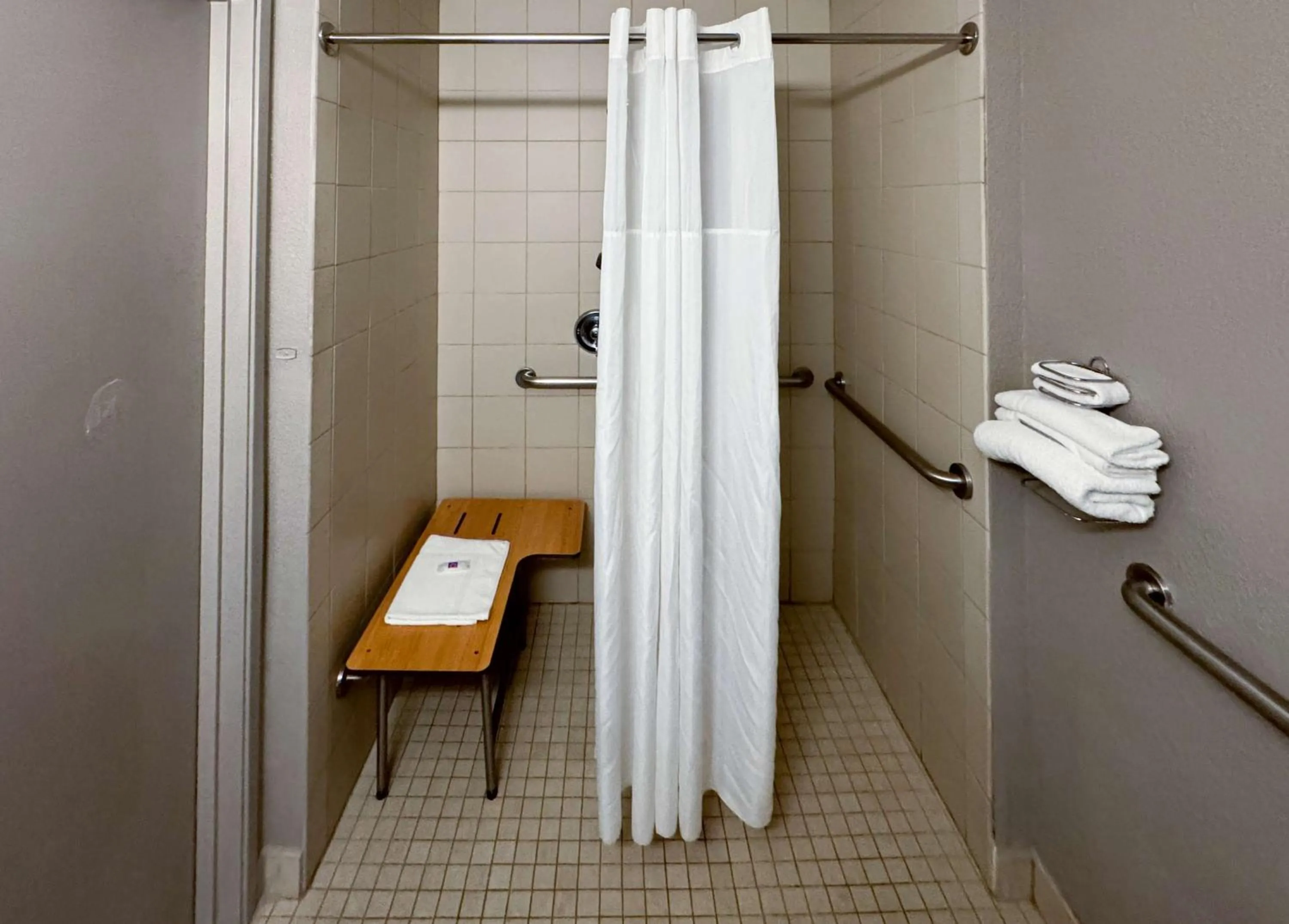 Bathroom in Motel 6-Glenview, IL - Chicago North