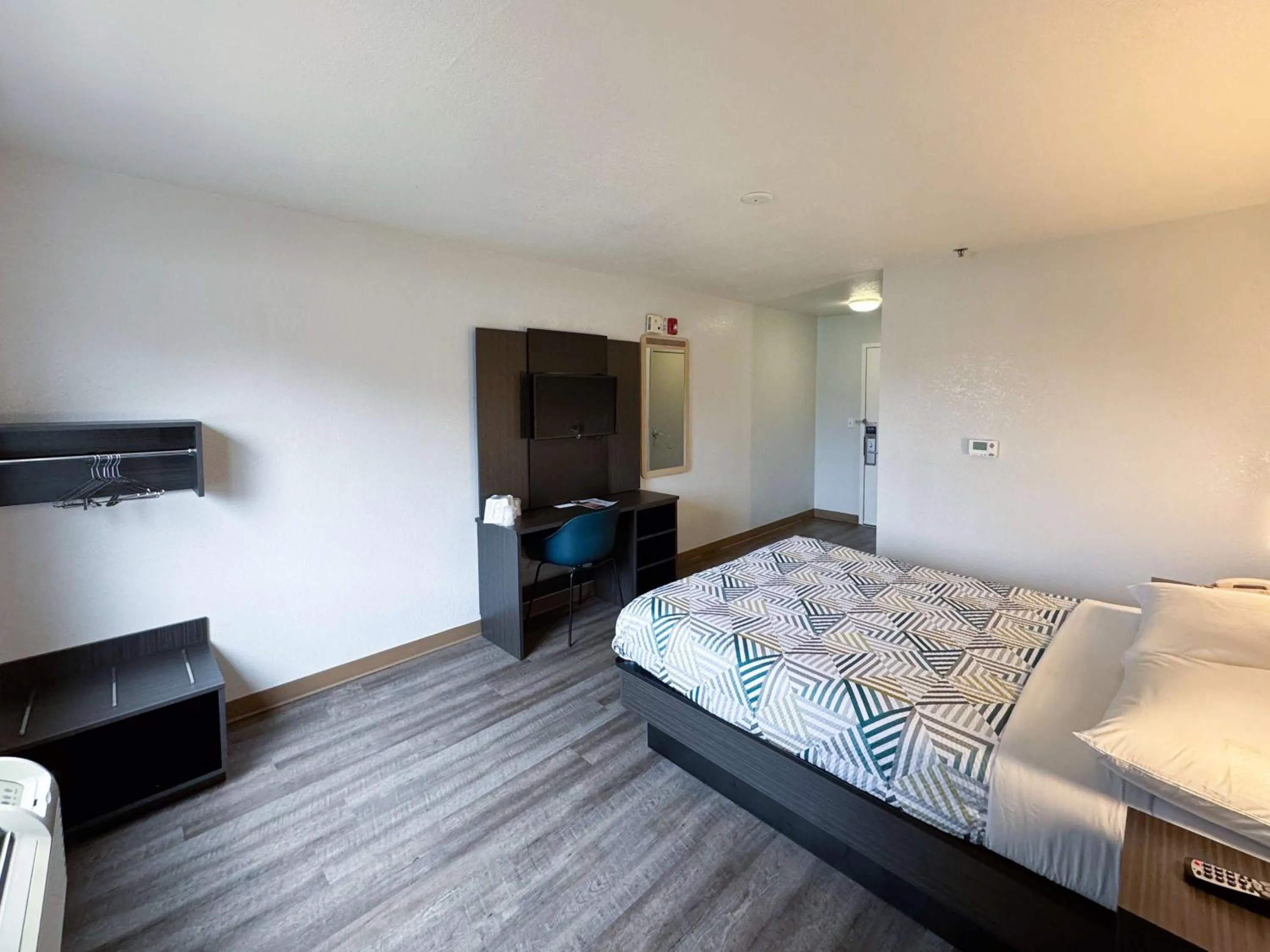 Bedroom, Bed in Motel 6-Glenview, IL - Chicago North