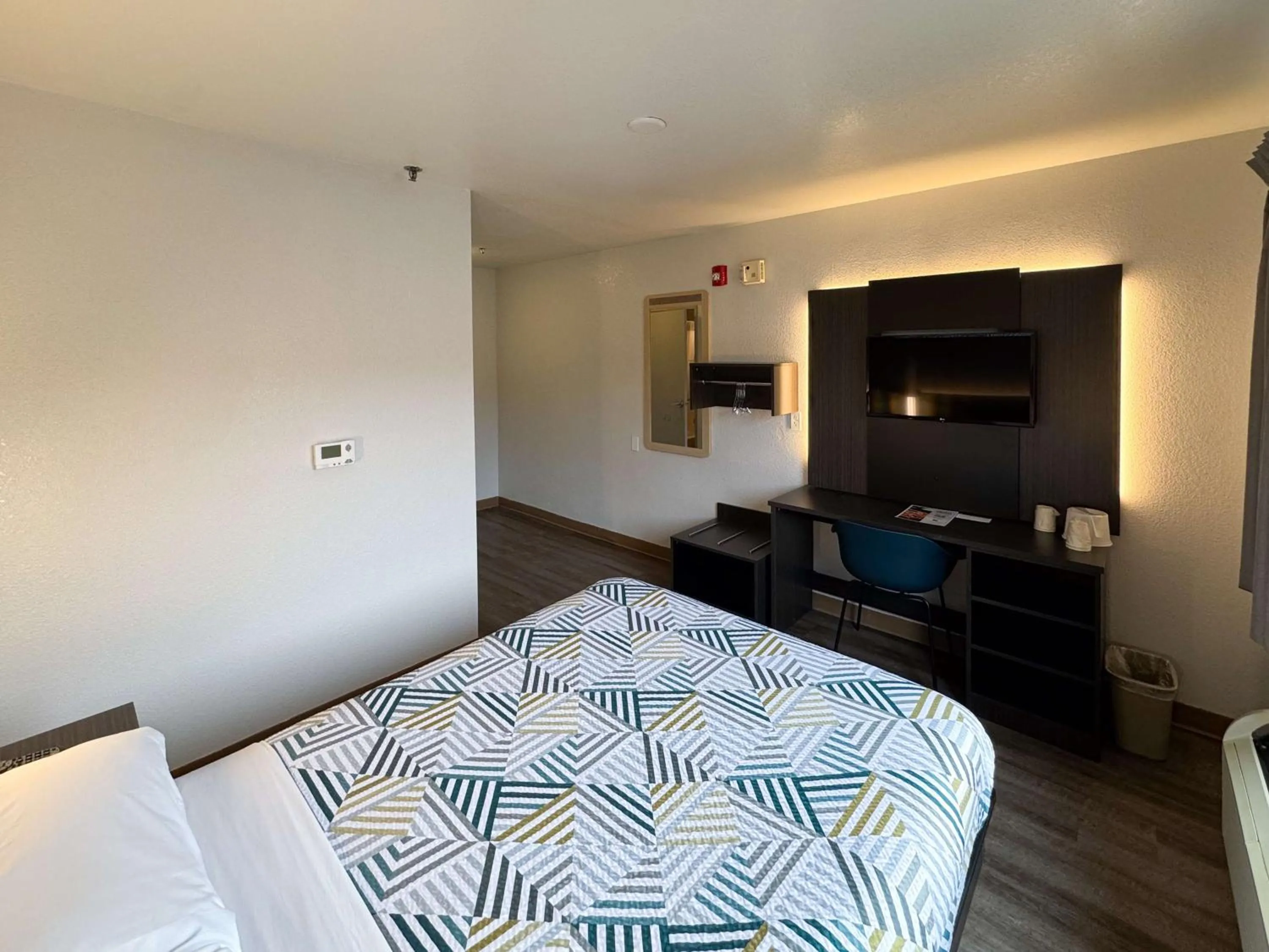 Bedroom, Bed in Motel 6-Glenview, IL - Chicago North