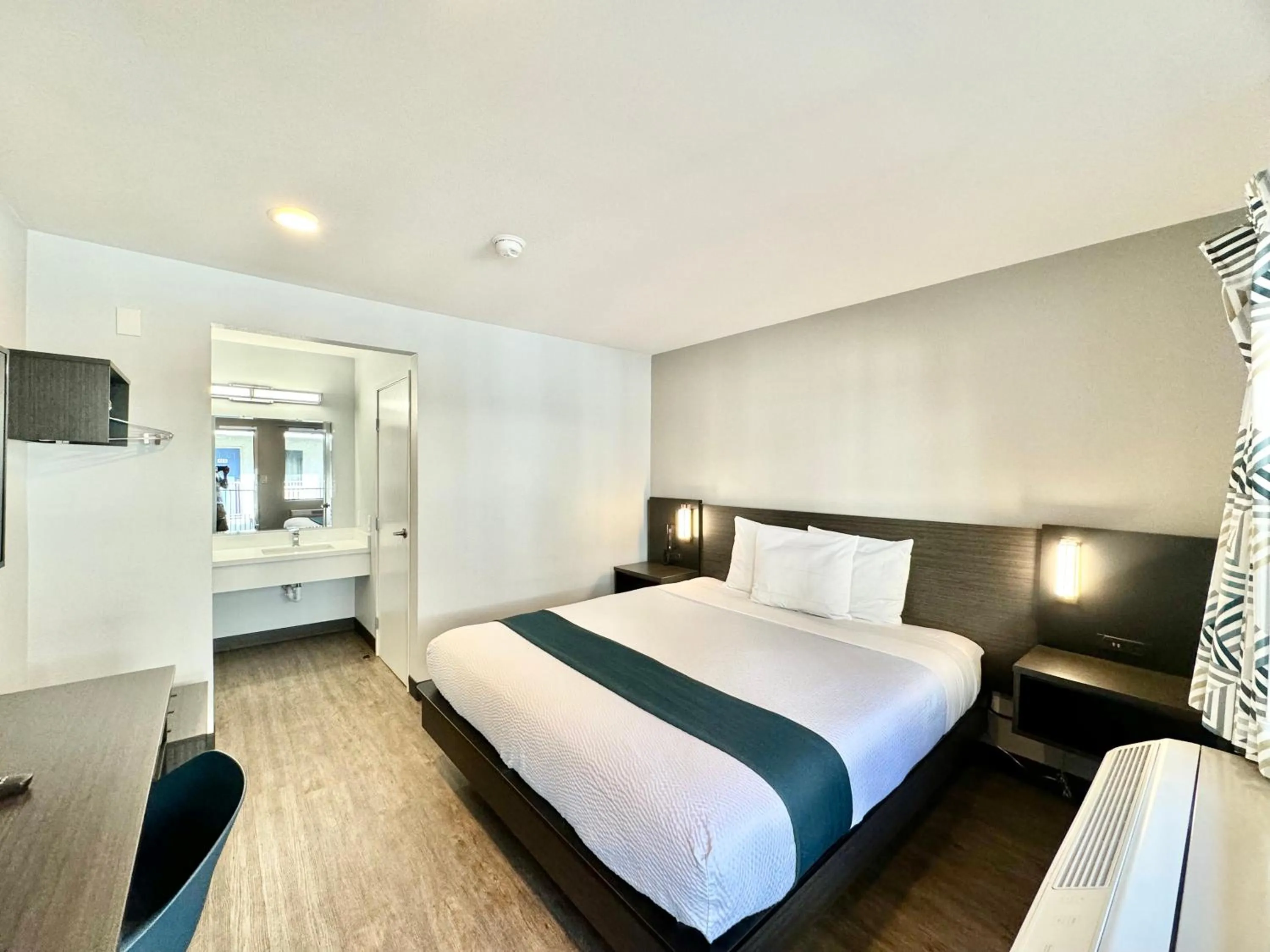 Bedroom, Bed in Motel 6-Bellflower, CA - Los Angeles