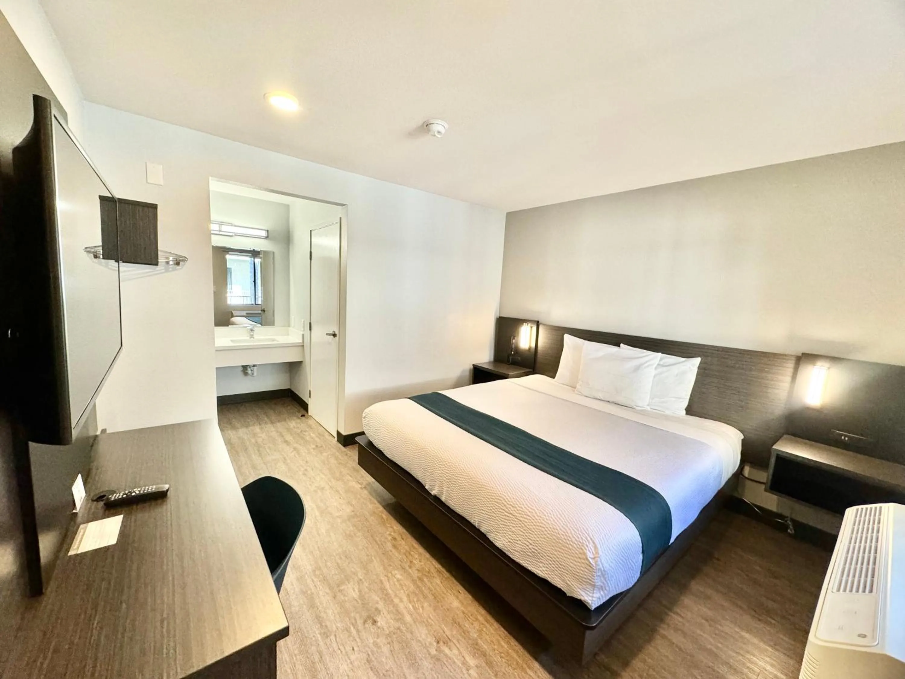 Bedroom, Bed in Motel 6-Bellflower, CA - Los Angeles