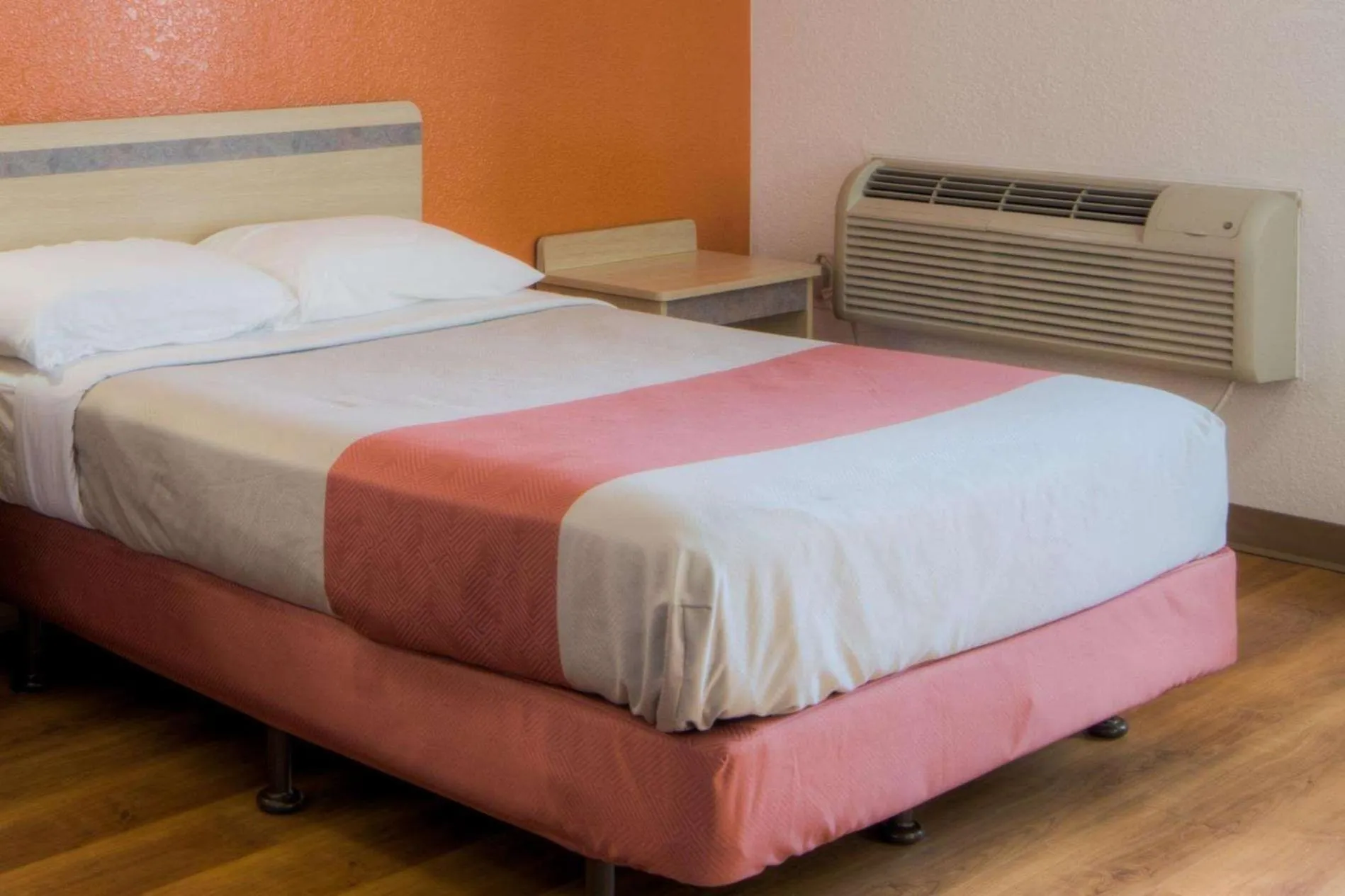 Bedroom, Bed in Motel 6-Niantic, CT - New London