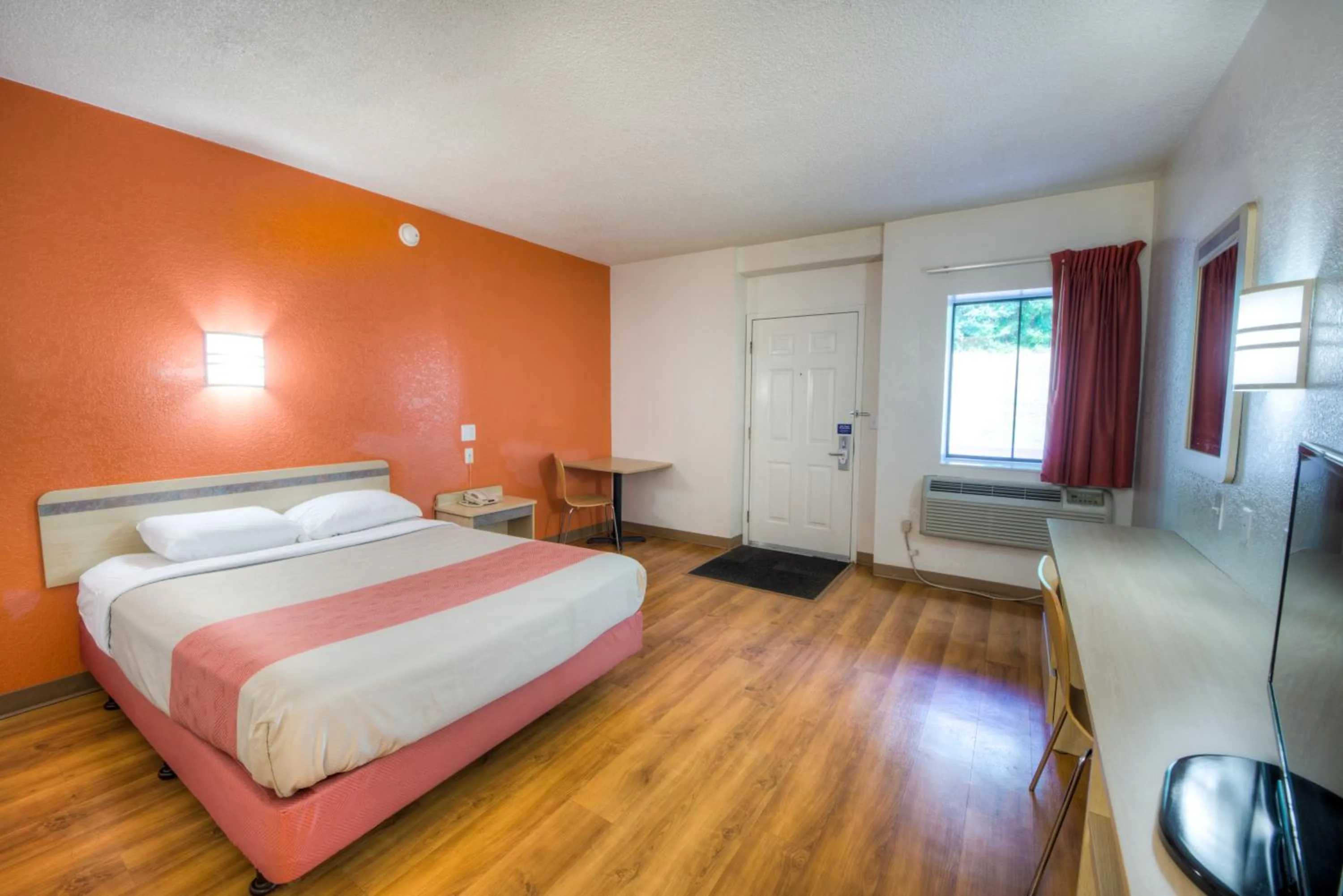 TV and multimedia, Bed in Motel 6-Niantic, CT - New London