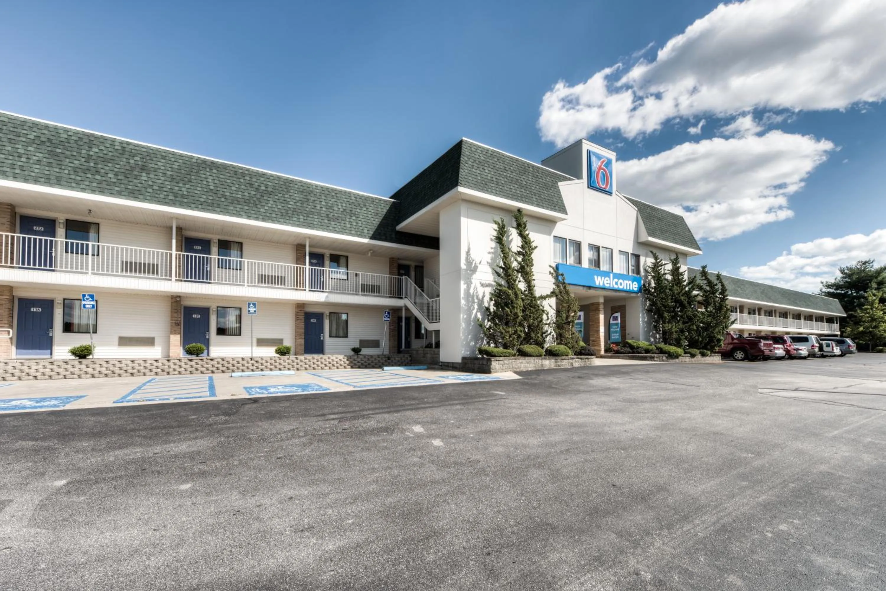 Property building in Motel 6-Niantic, CT - New London