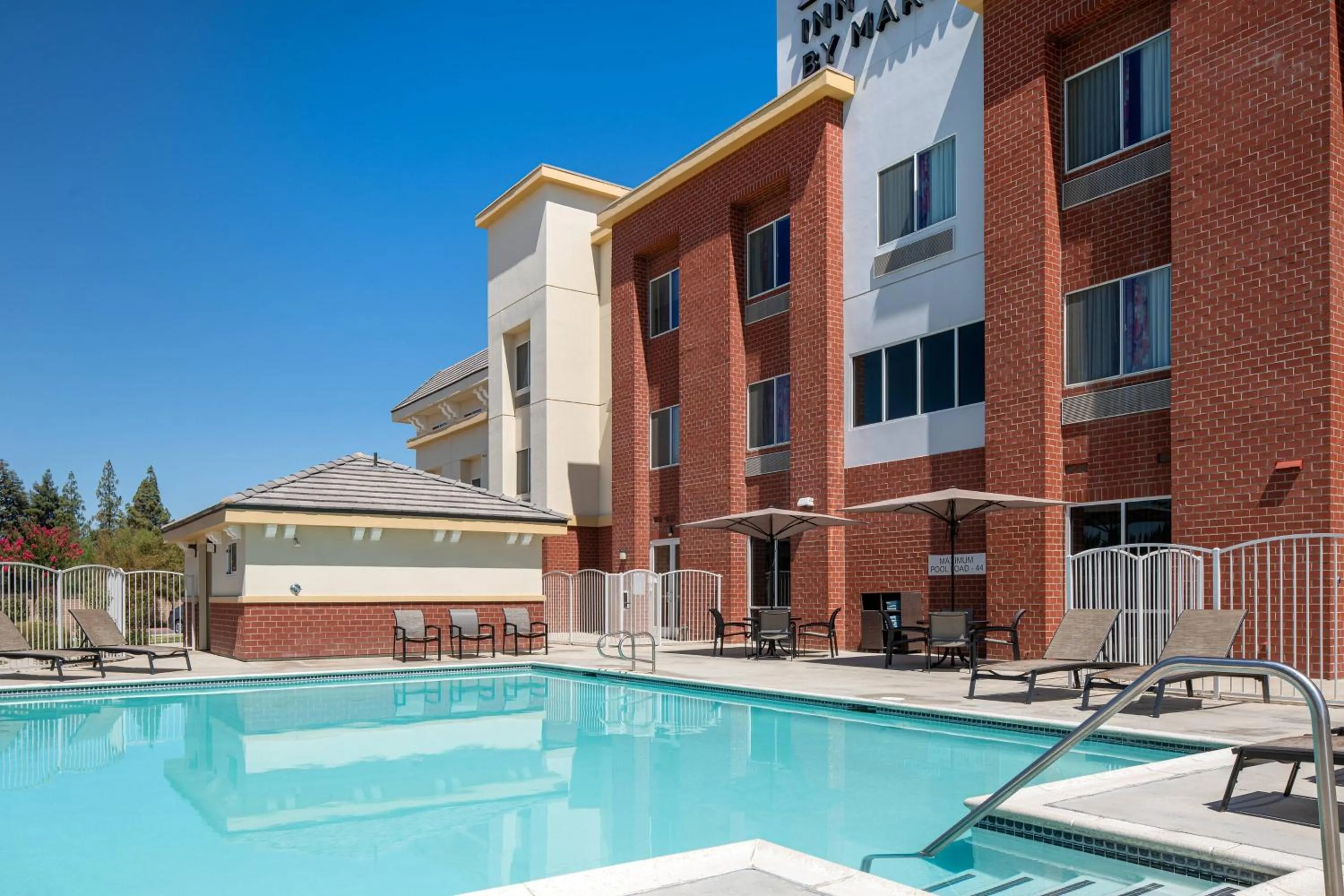 Swimming pool in Fairfield Inn & Suites by Marriott Visalia Tulare