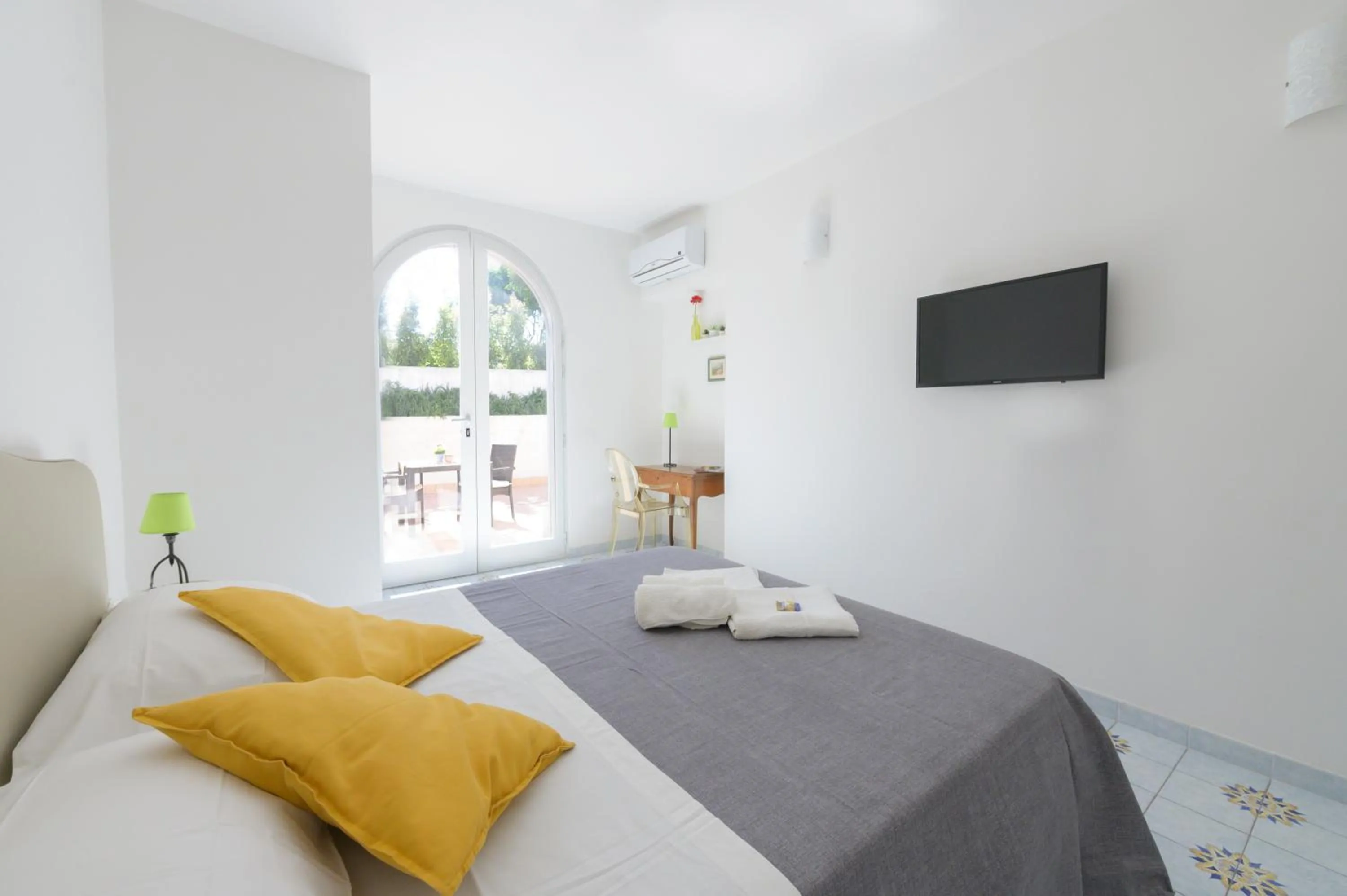 Communal lounge/ TV room, Bed in B&B Mediterraneo